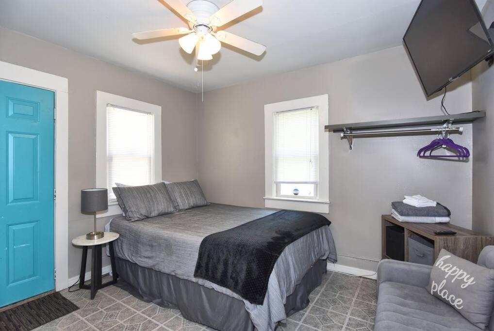 One-Bedroom House - Photo 1