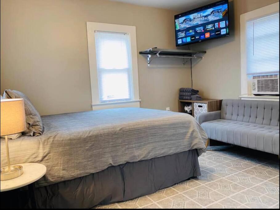 One-Bedroom House - Photo 2