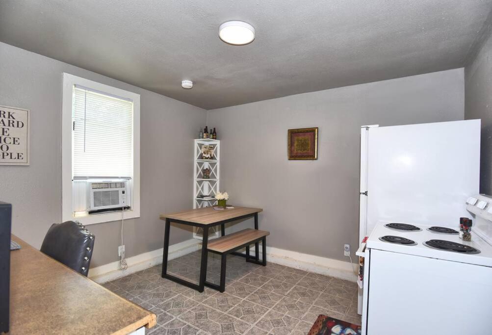 One-Bedroom House - Photo 19