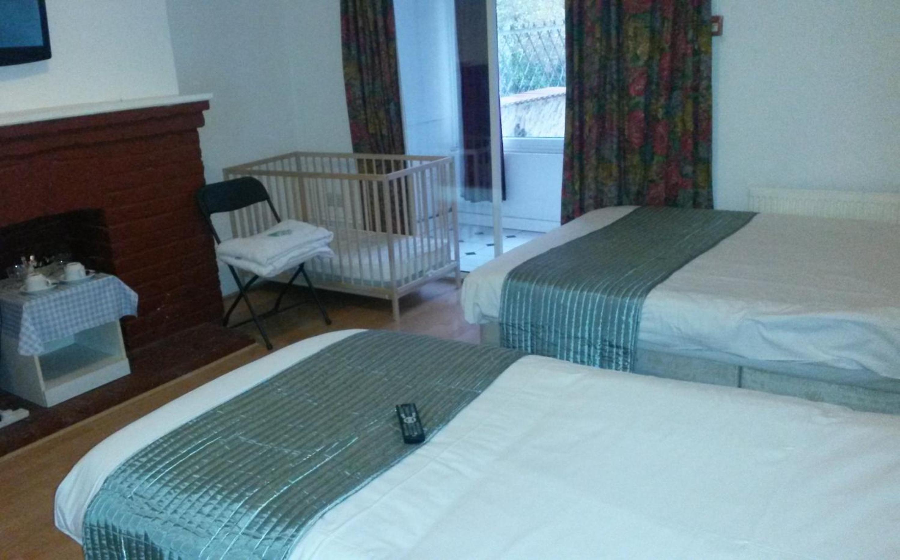 Family Room with Shared Bathroom (2 Adults + 2 Children)