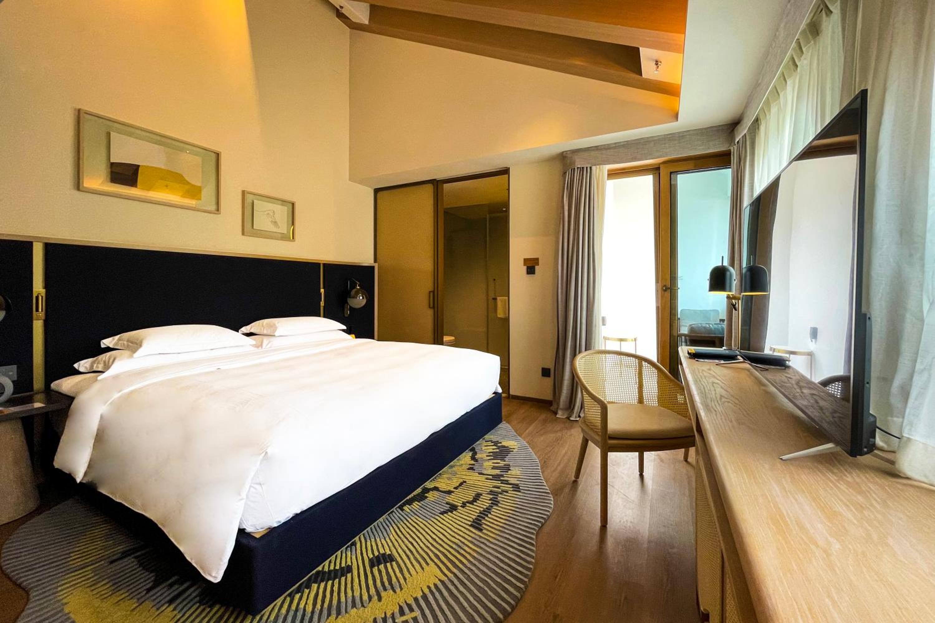 Standard King Room with Courtyard View photo 3