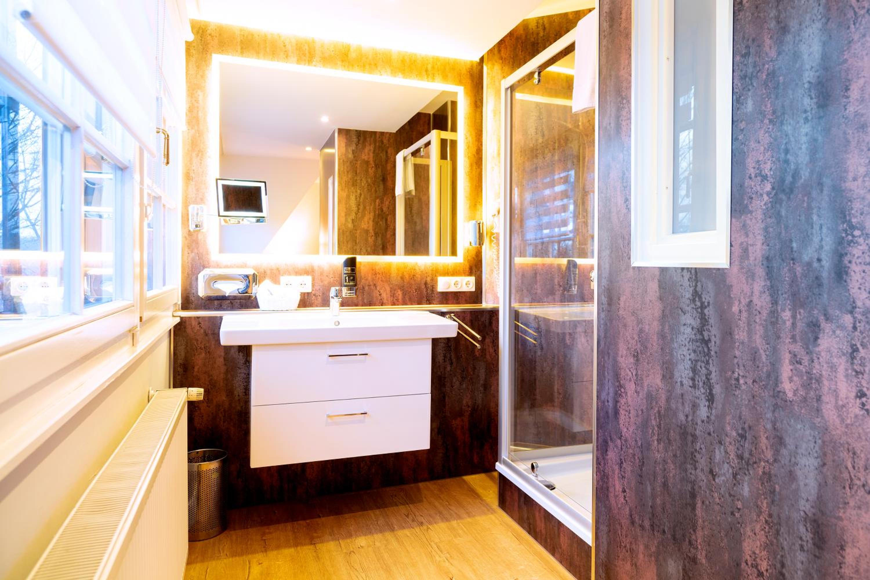 Family Room with Private Bathroom - Photo 3