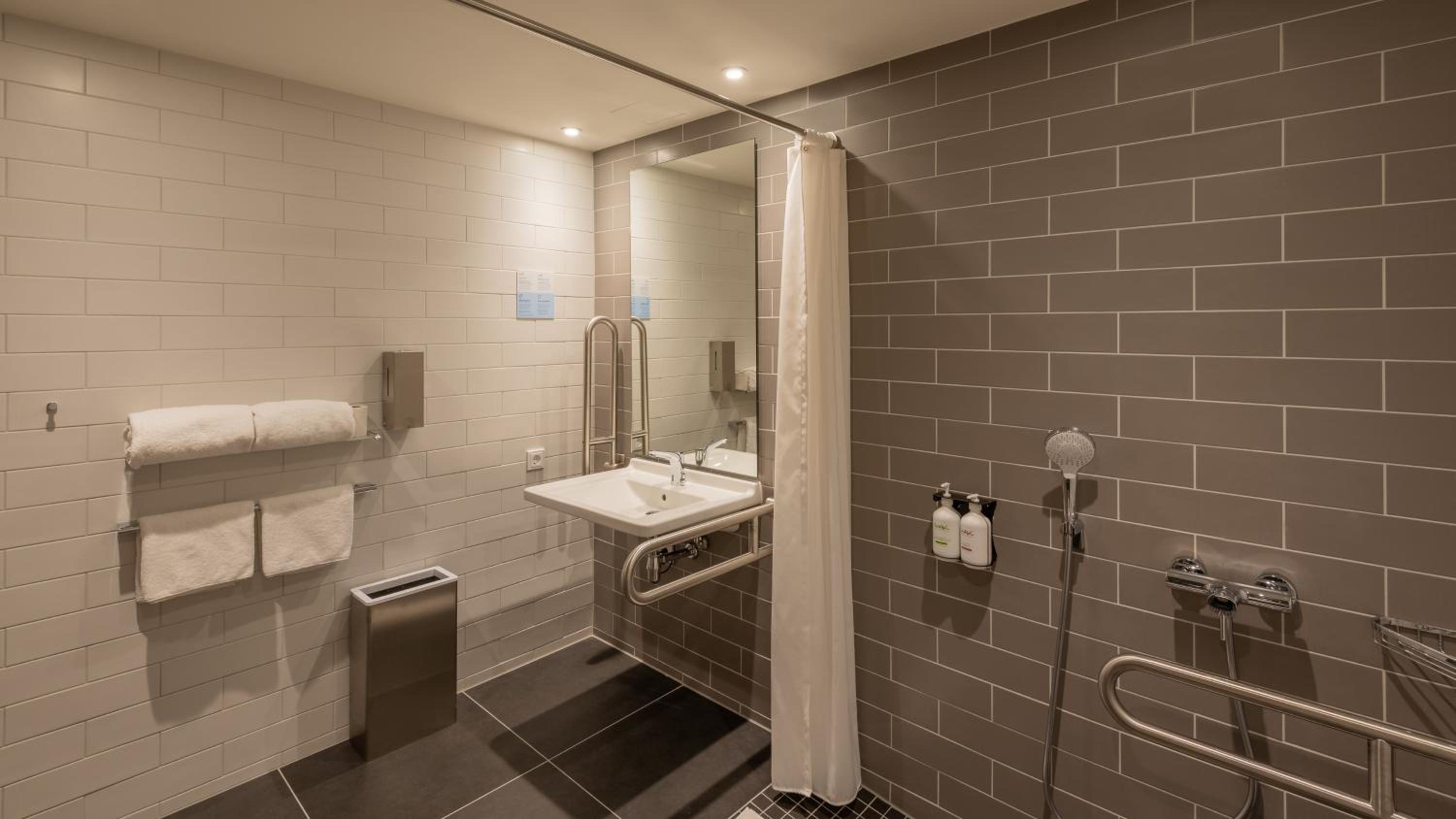 Standard Queen Room - Accessible - Photo 4
