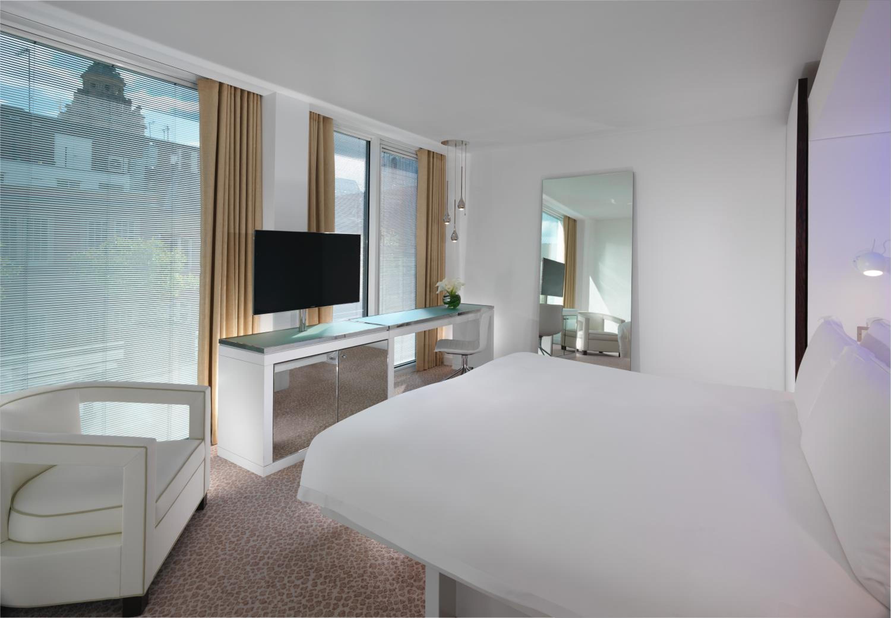 Deluxe king bed room photo 2