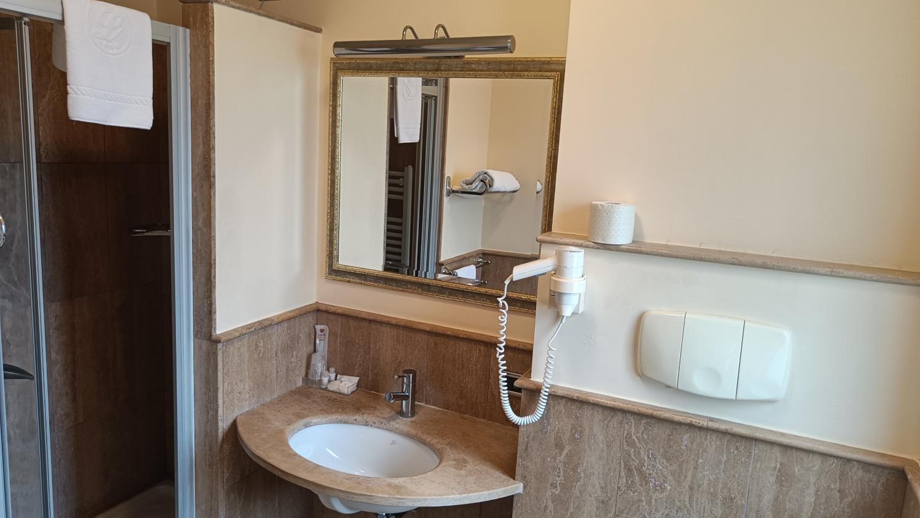 Standard Double Room - Photo 2
