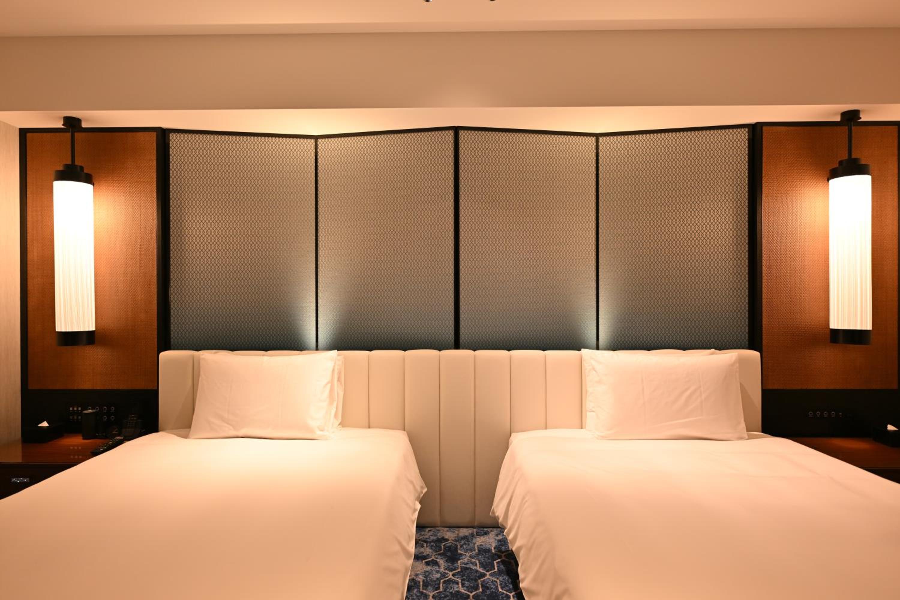 Deluxe Suite Twin - Photo 8