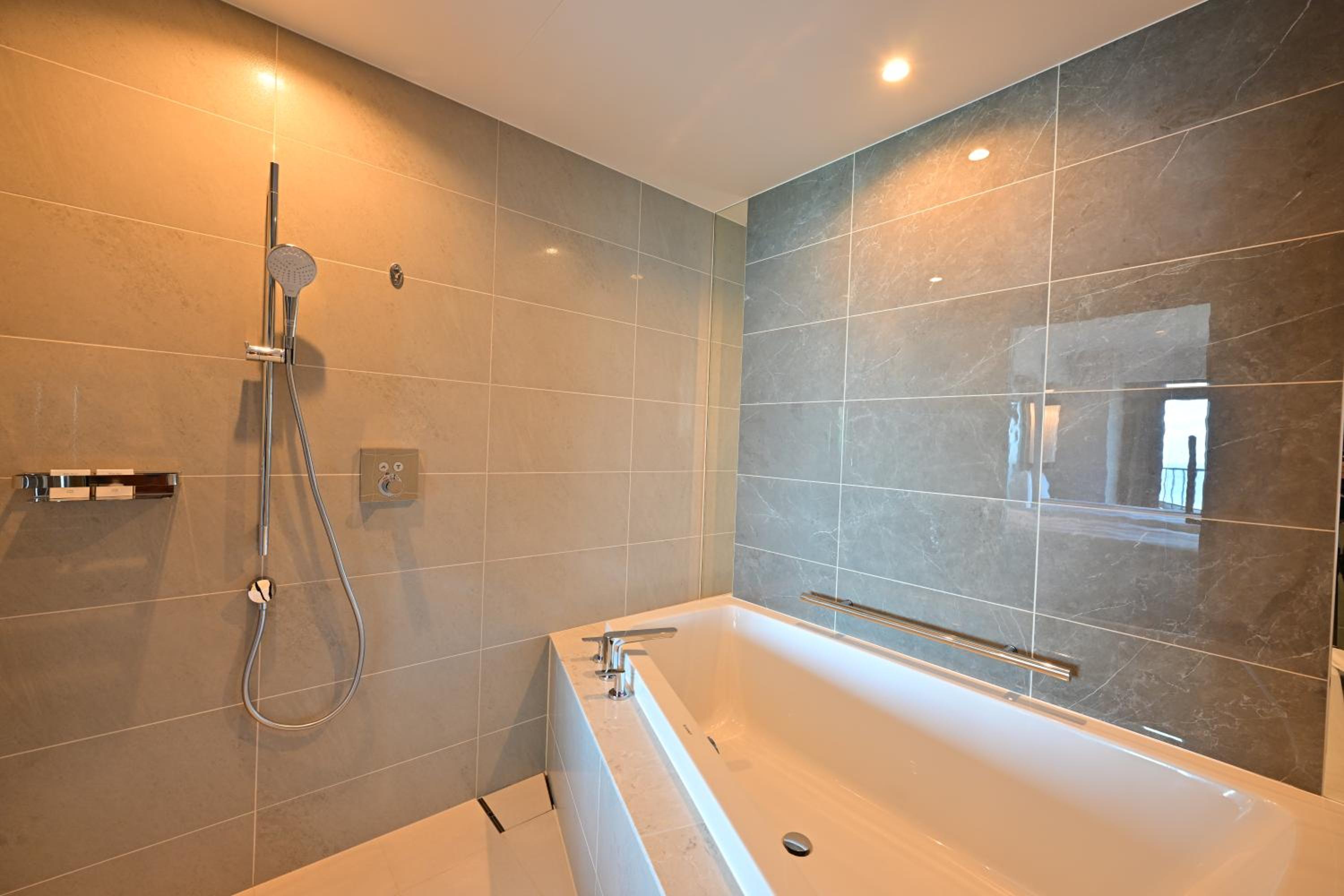 Deluxe Suite Twin - Photo 2
