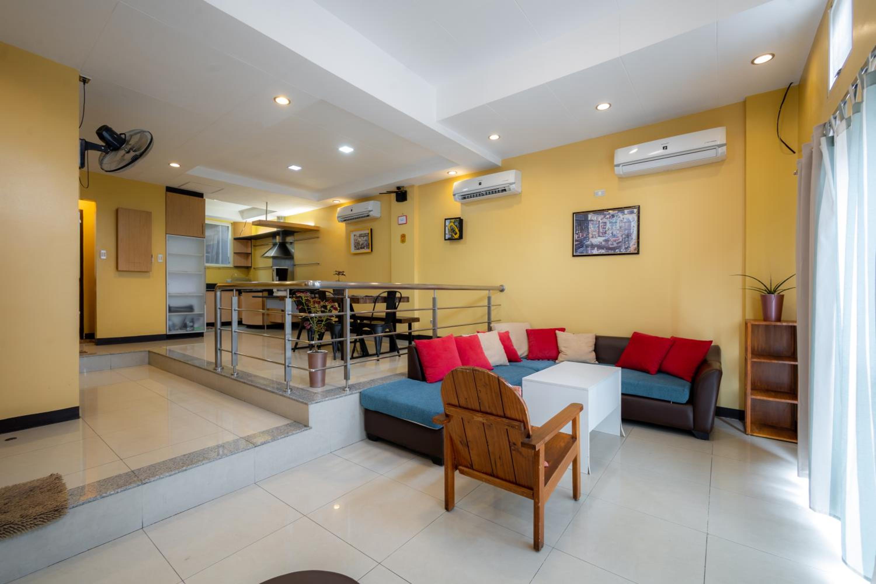 Six-Bedroom House - Photo 30