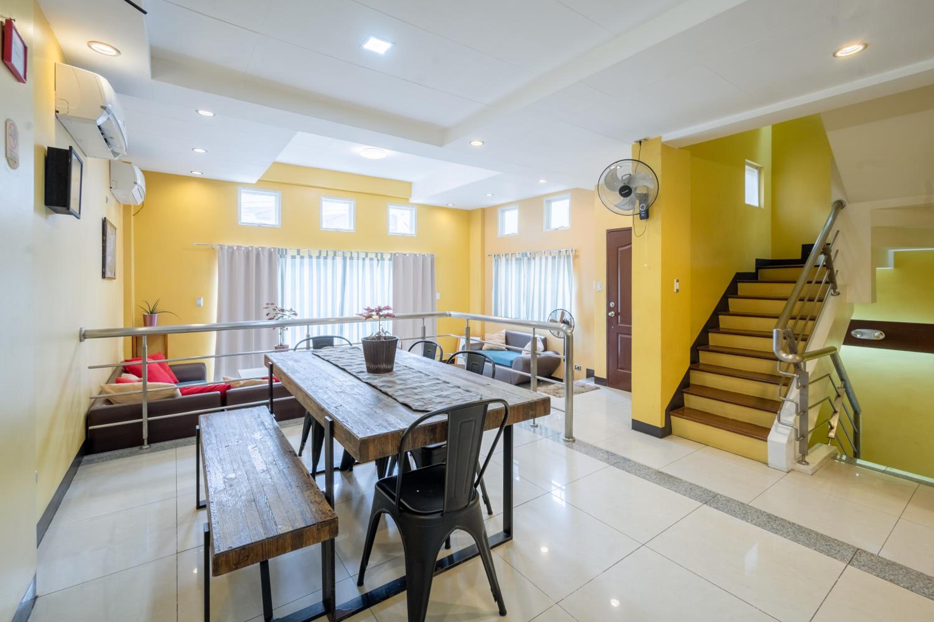 Six-Bedroom House - Photo 9