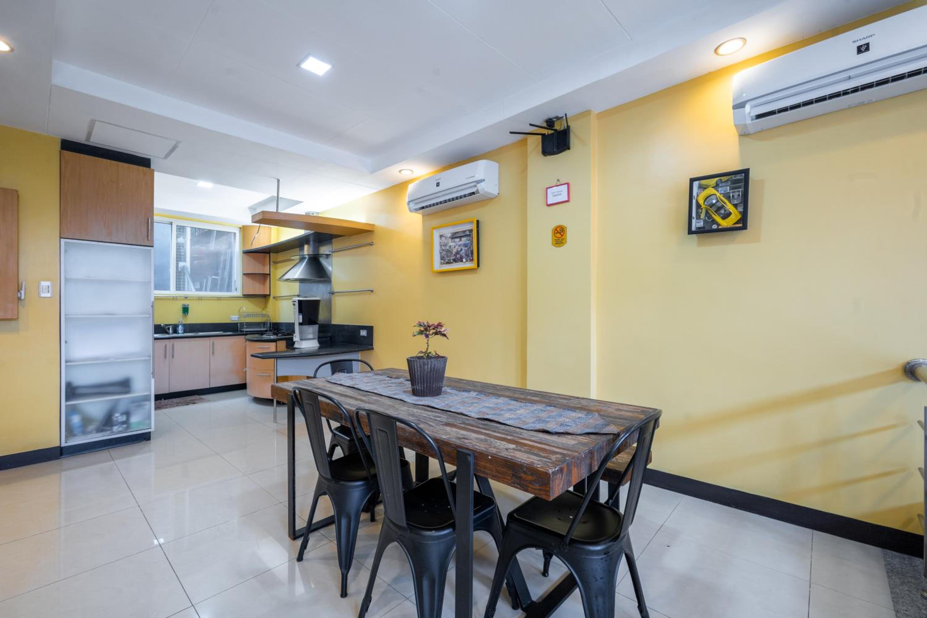Six-Bedroom House - Photo 7