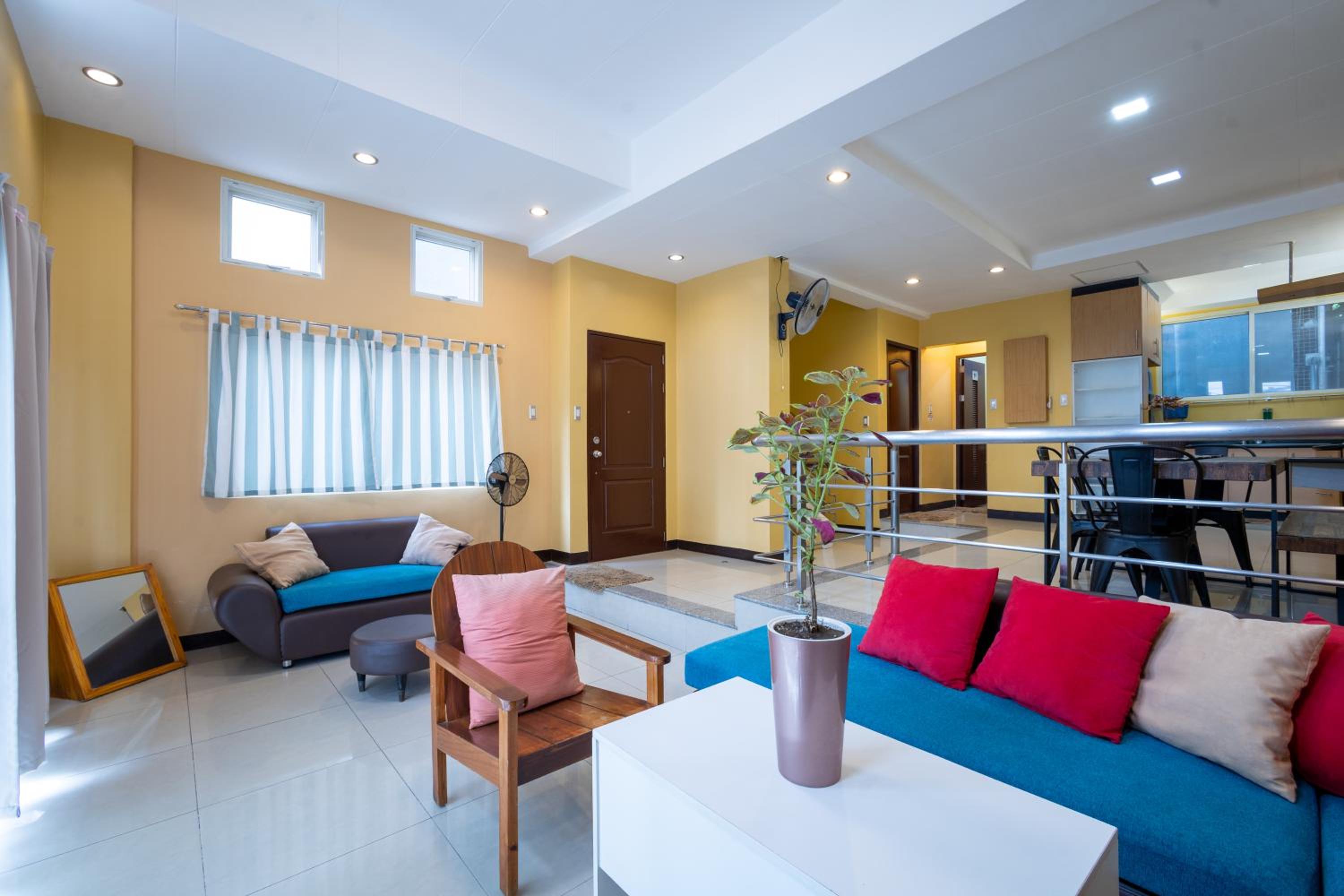 Six-Bedroom House - Photo 1