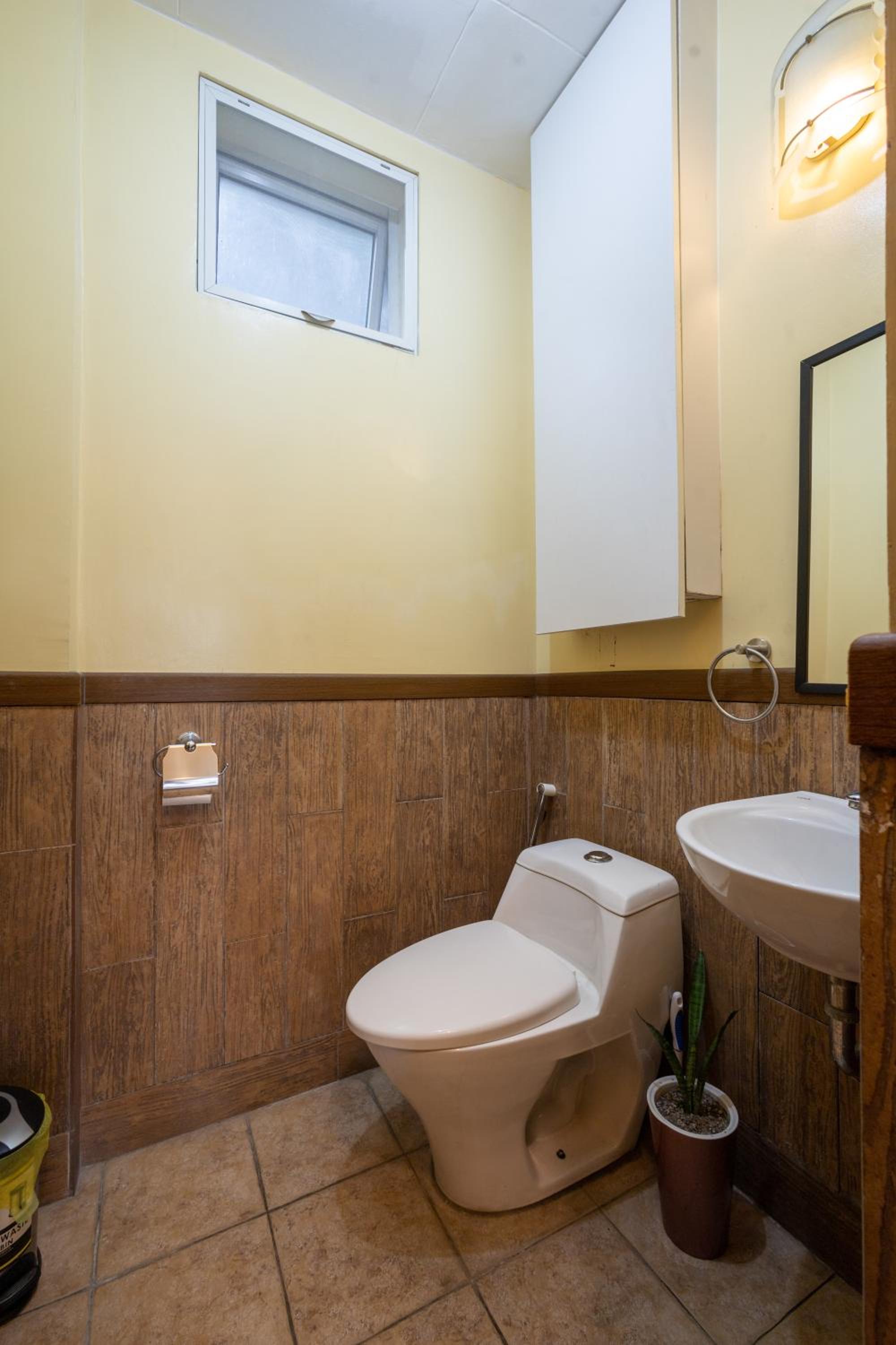 Six-Bedroom House - Photo 5