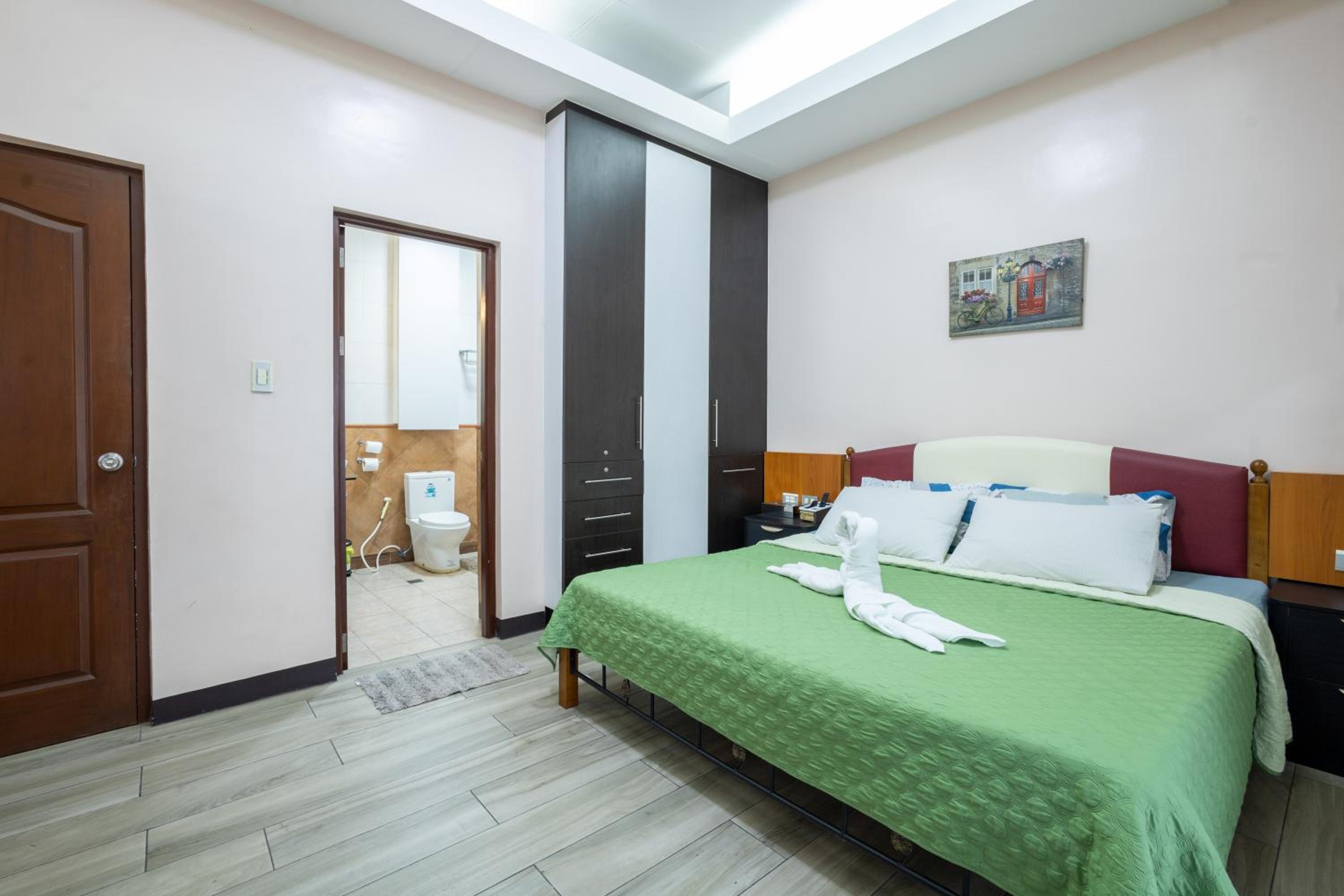 Six-Bedroom House - Photo 32