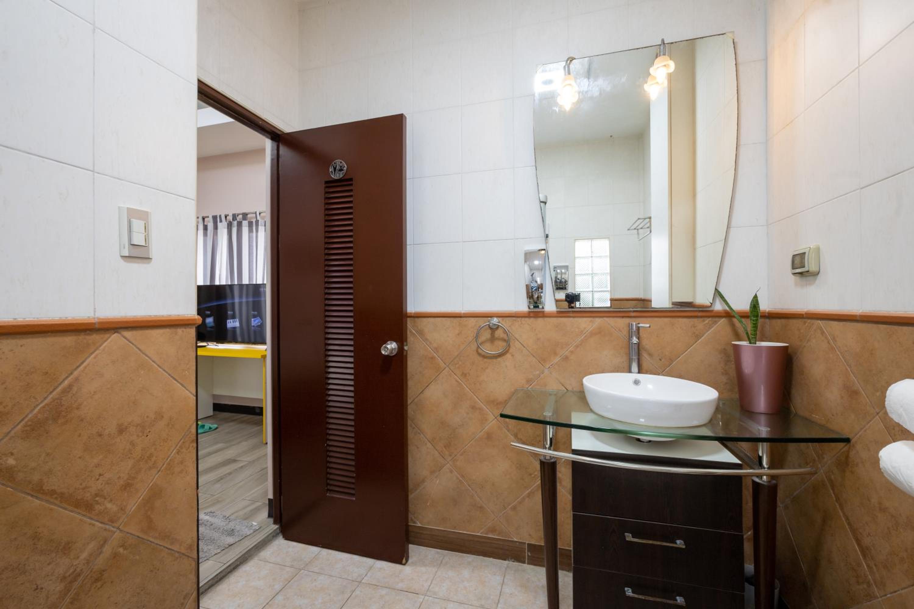 Six-Bedroom House - Photo 10