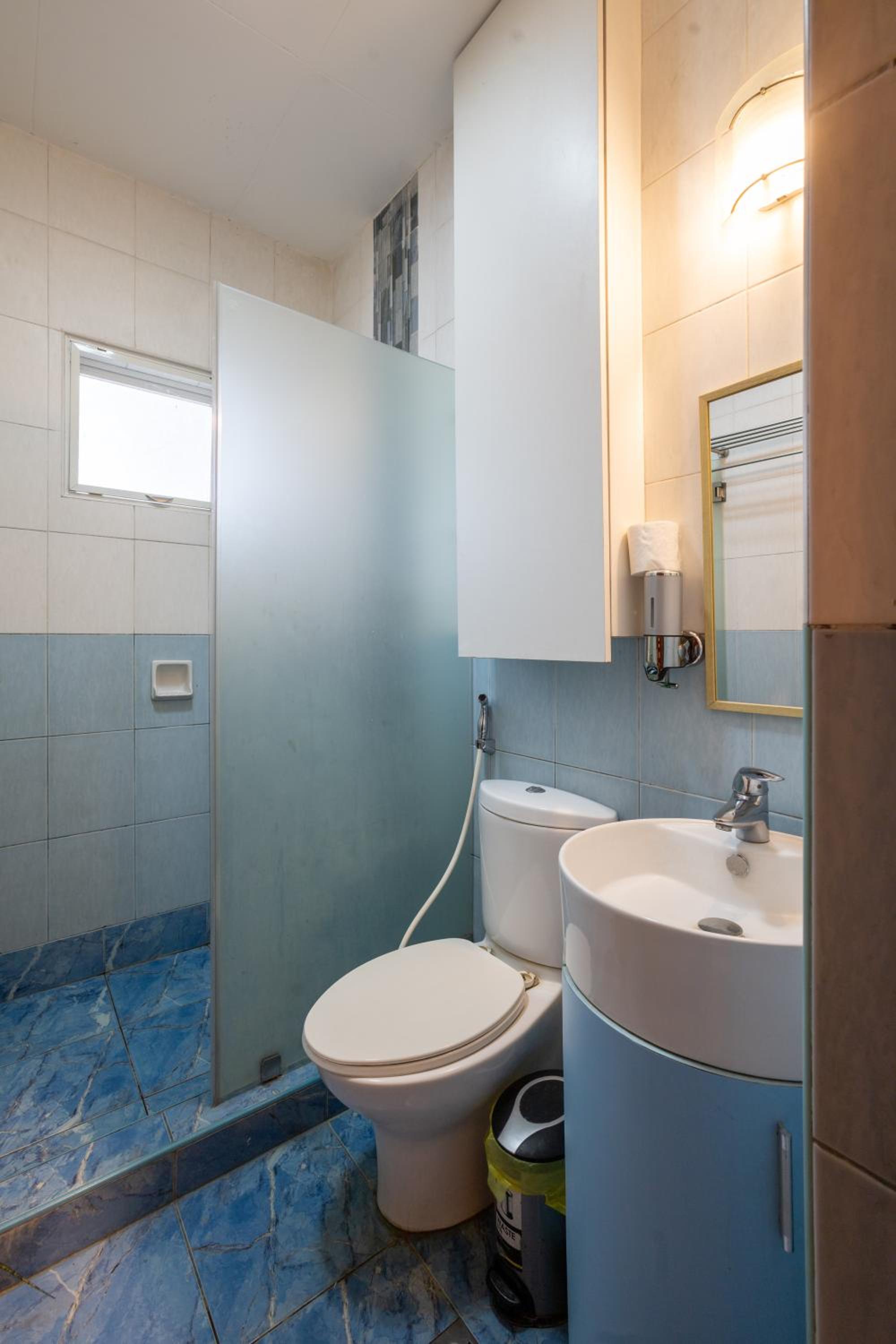 Six-Bedroom House - Photo 15