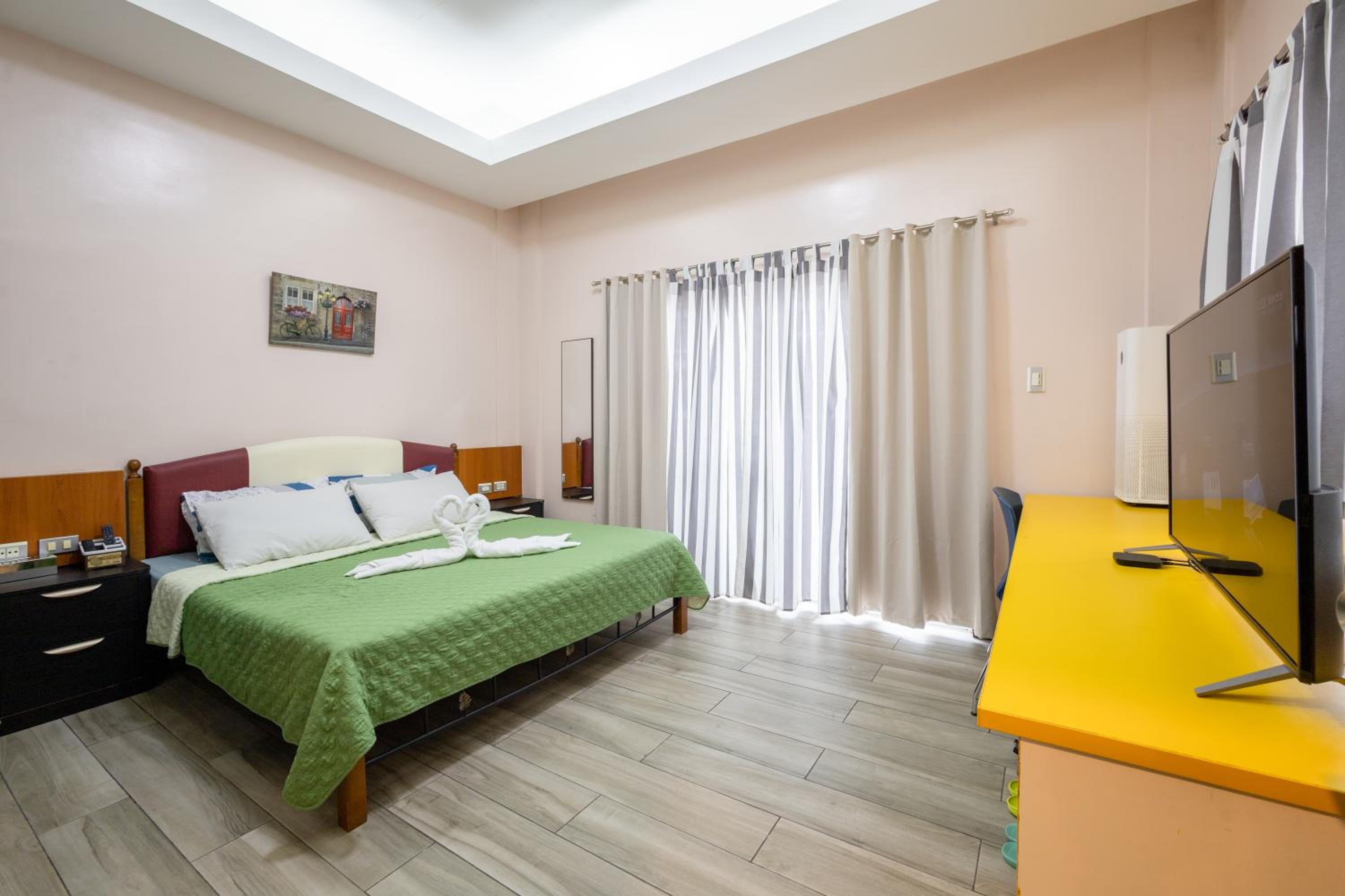 Six-Bedroom House - Photo 31