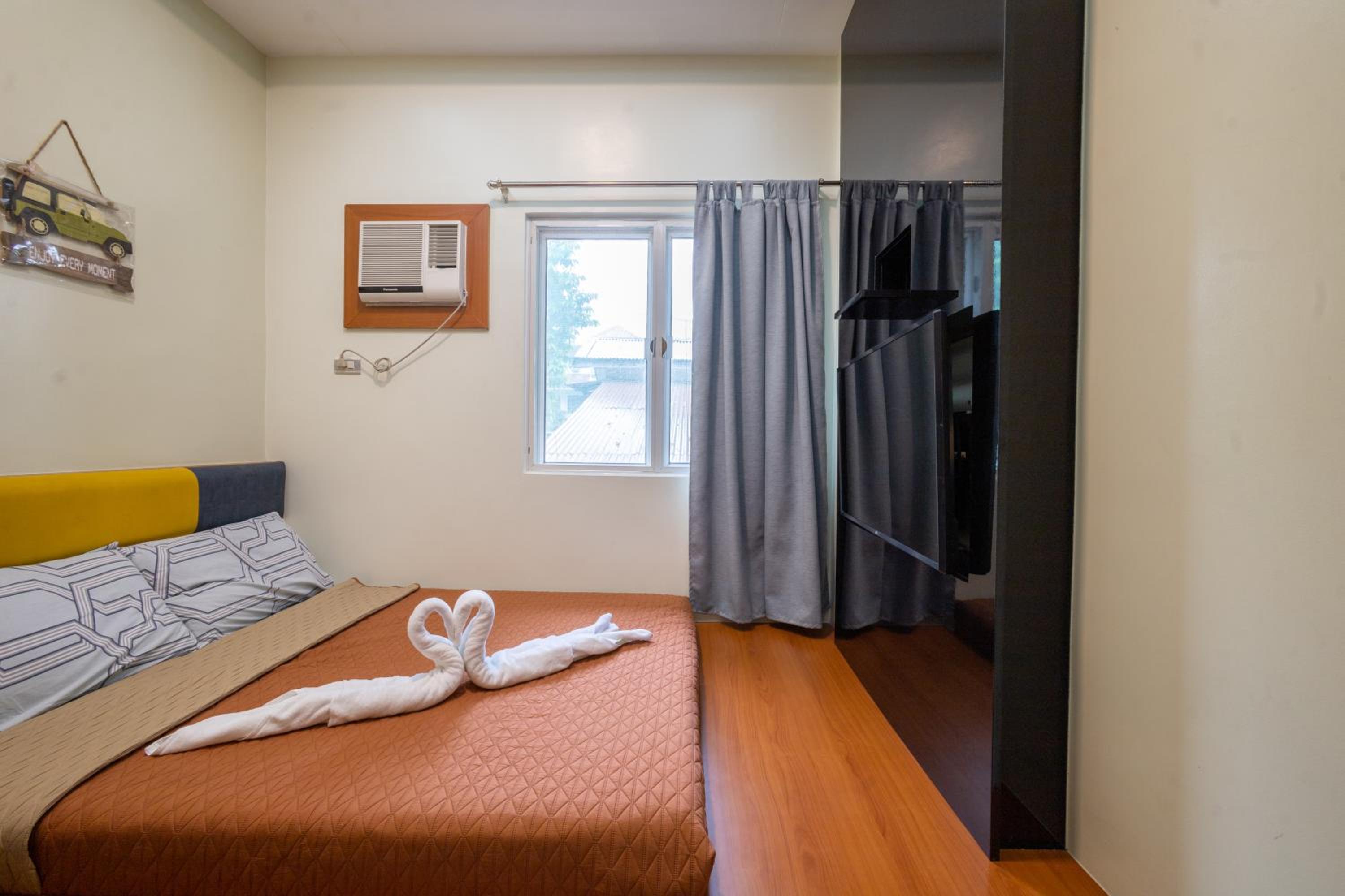 Six-Bedroom House - Photo 13