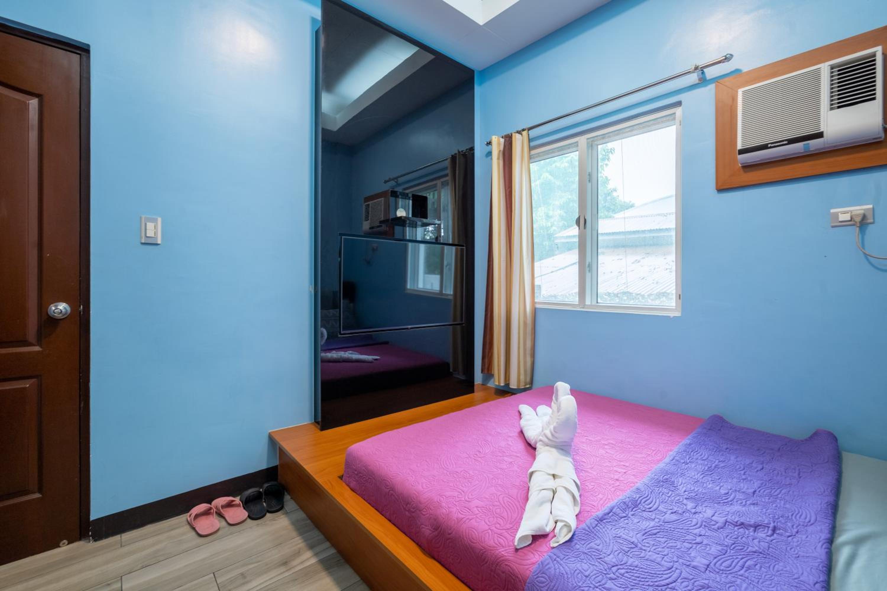 Six-Bedroom House - Photo 18