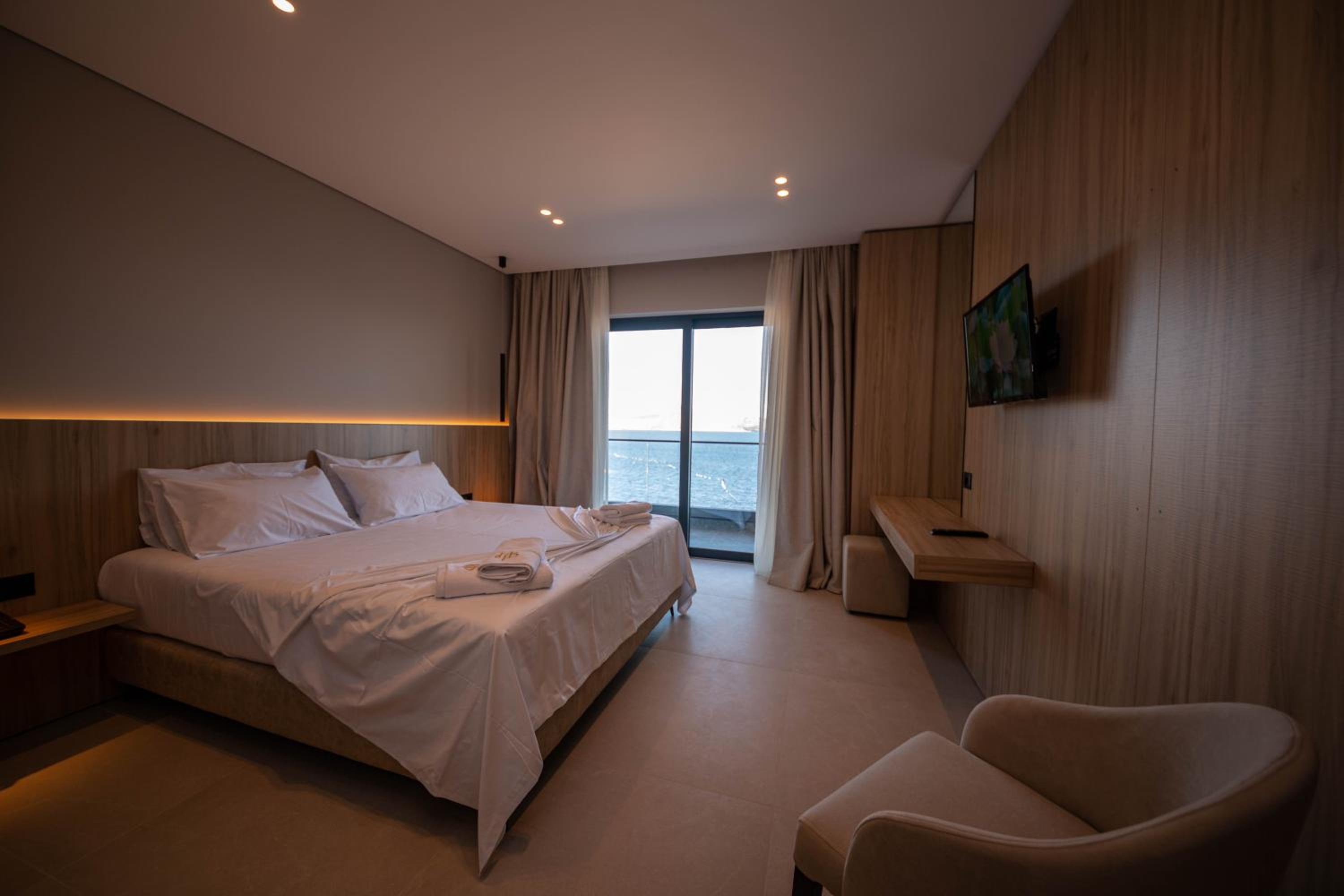Deluxe Double Room with Balcony and Sea View