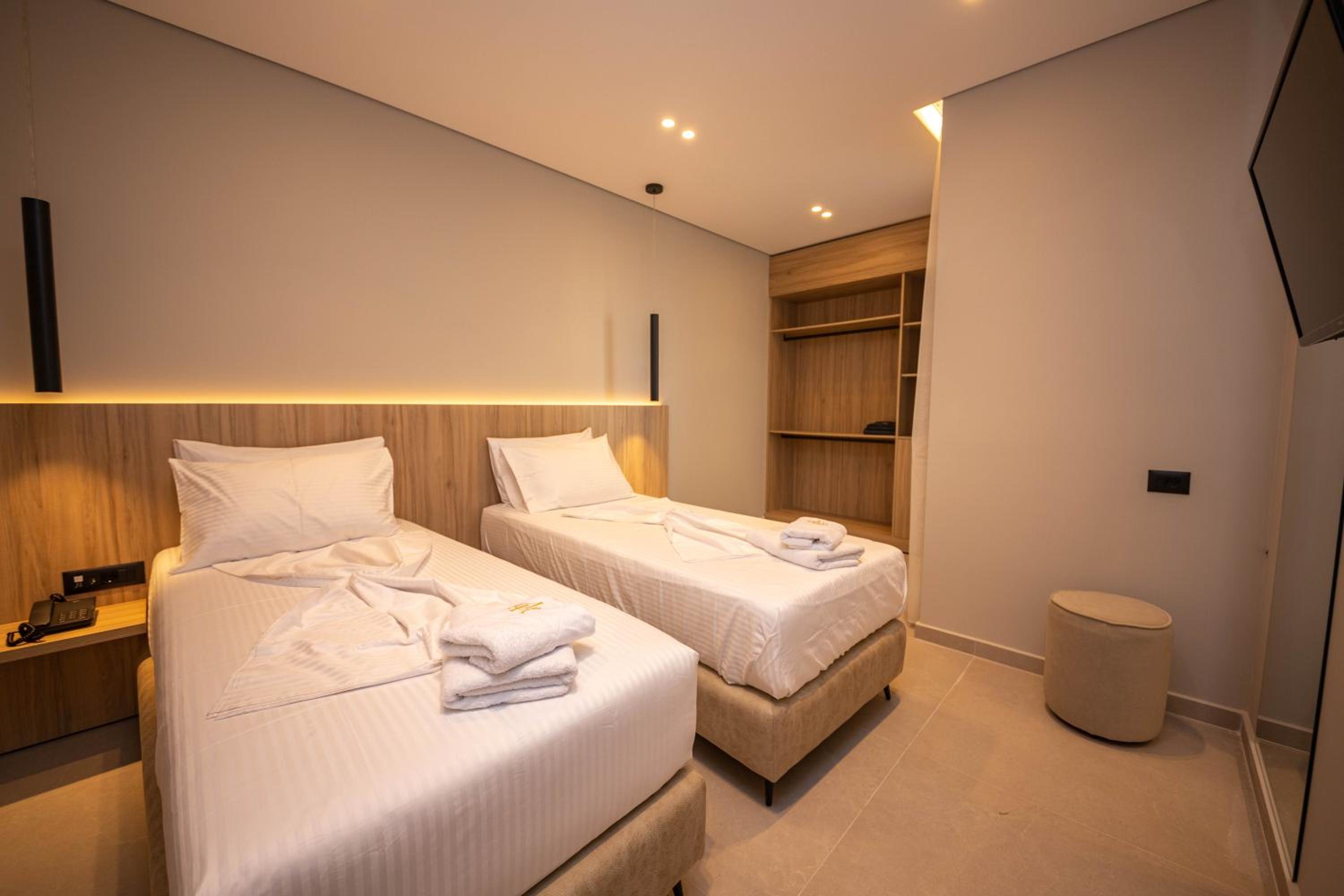 Deluxe Double/Twin Room with Side Sea View