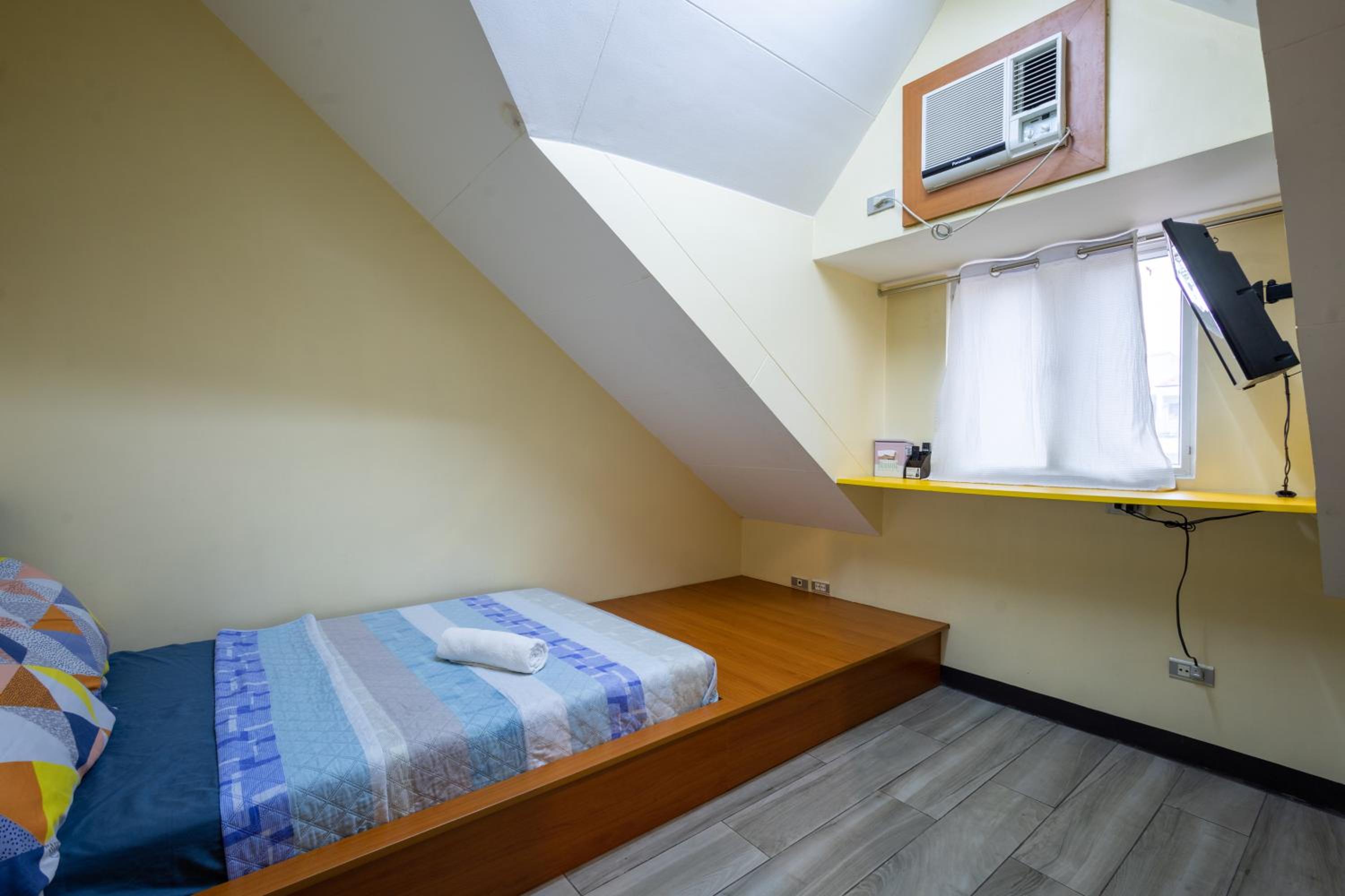 Six-Bedroom House - Photo 25