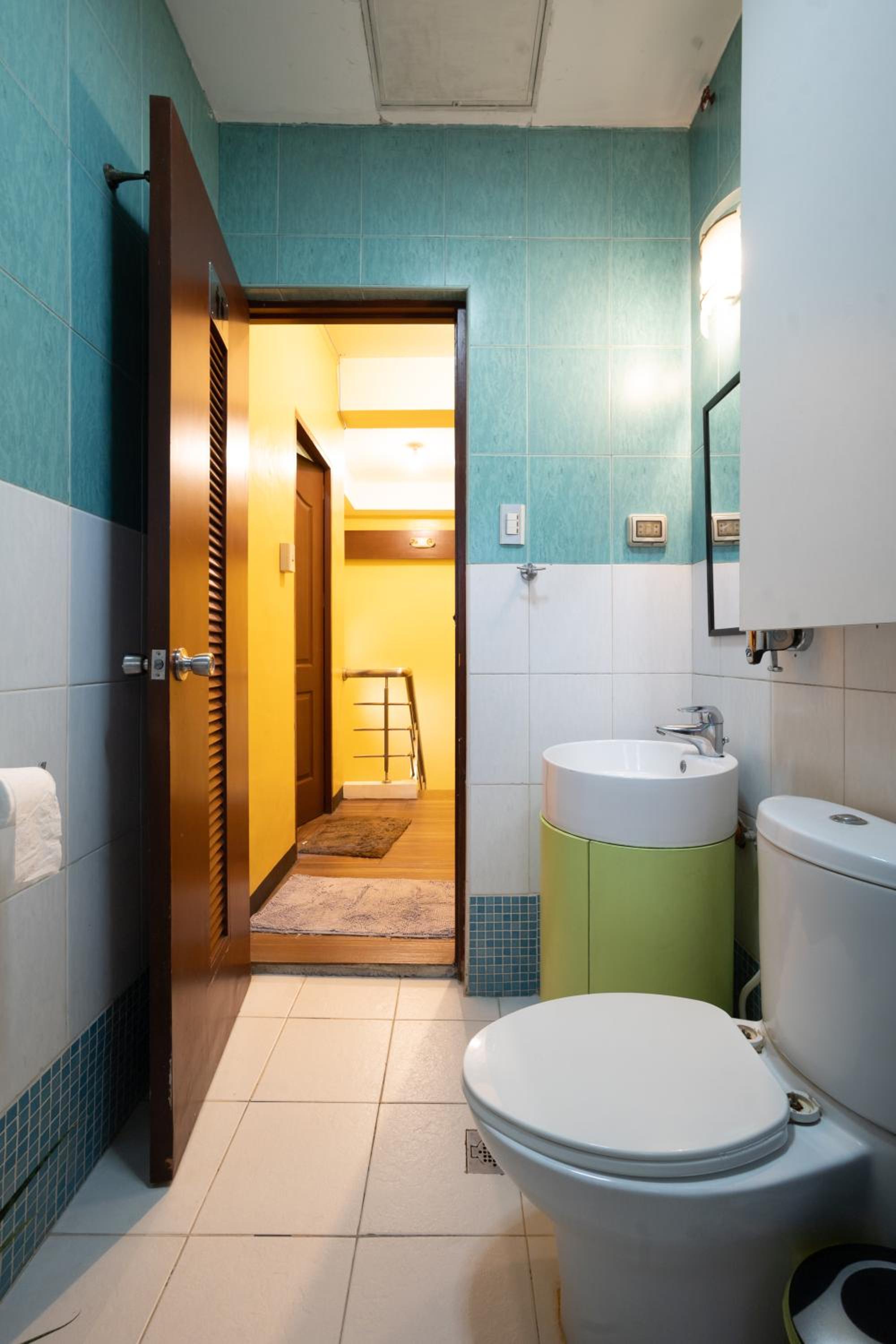 Six-Bedroom House - Photo 27