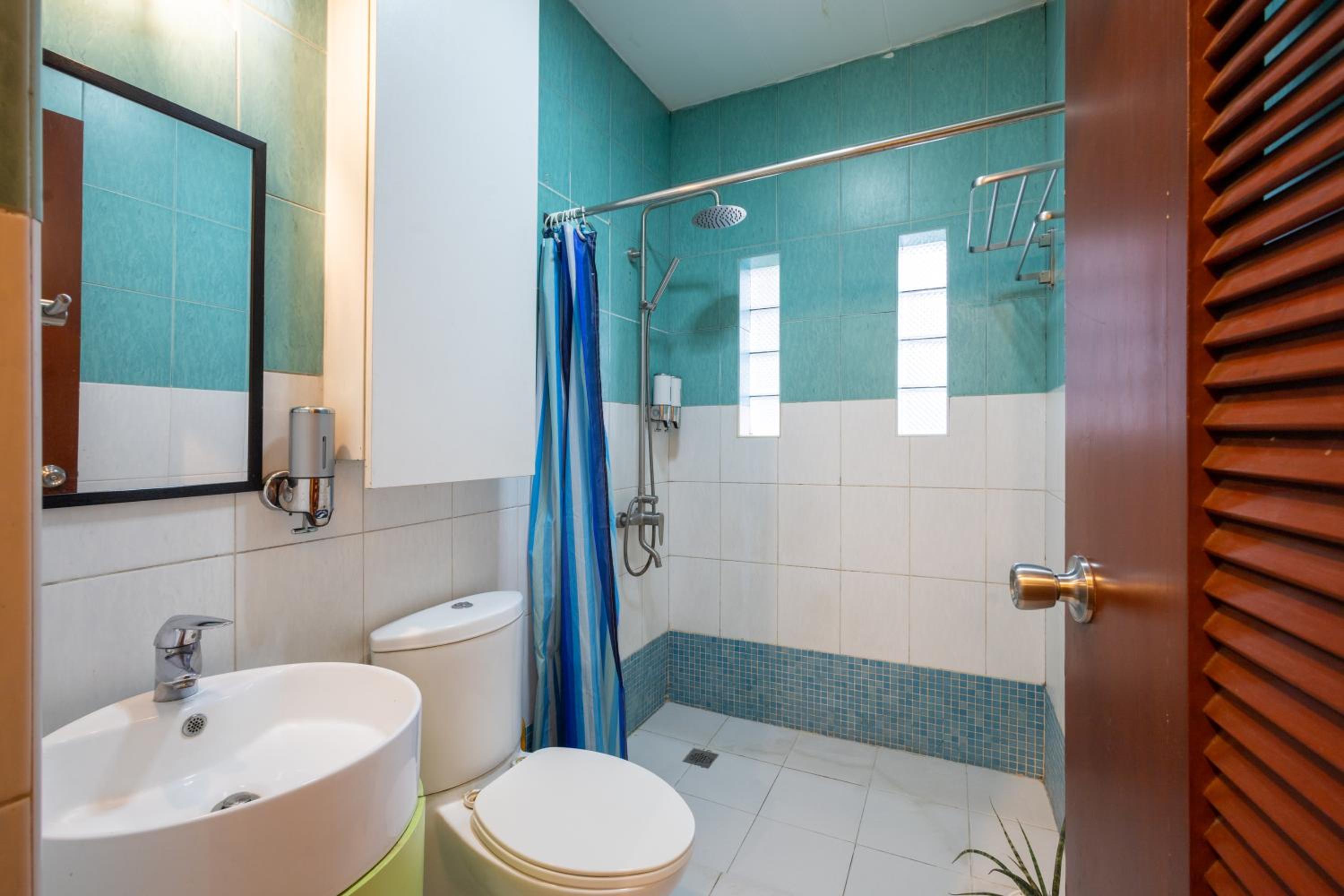 Six-Bedroom House - Photo 26