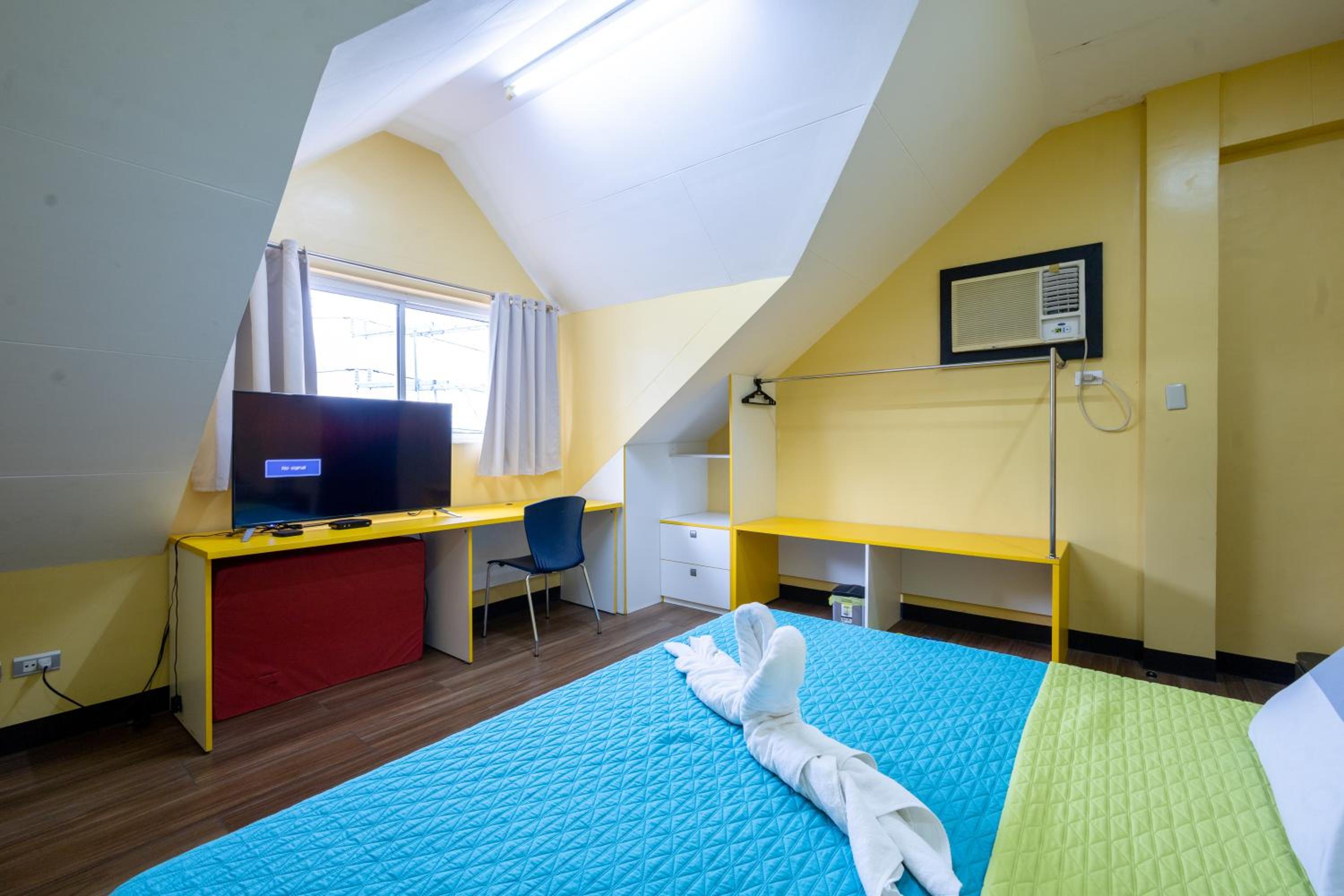 Six-Bedroom House - Photo 21