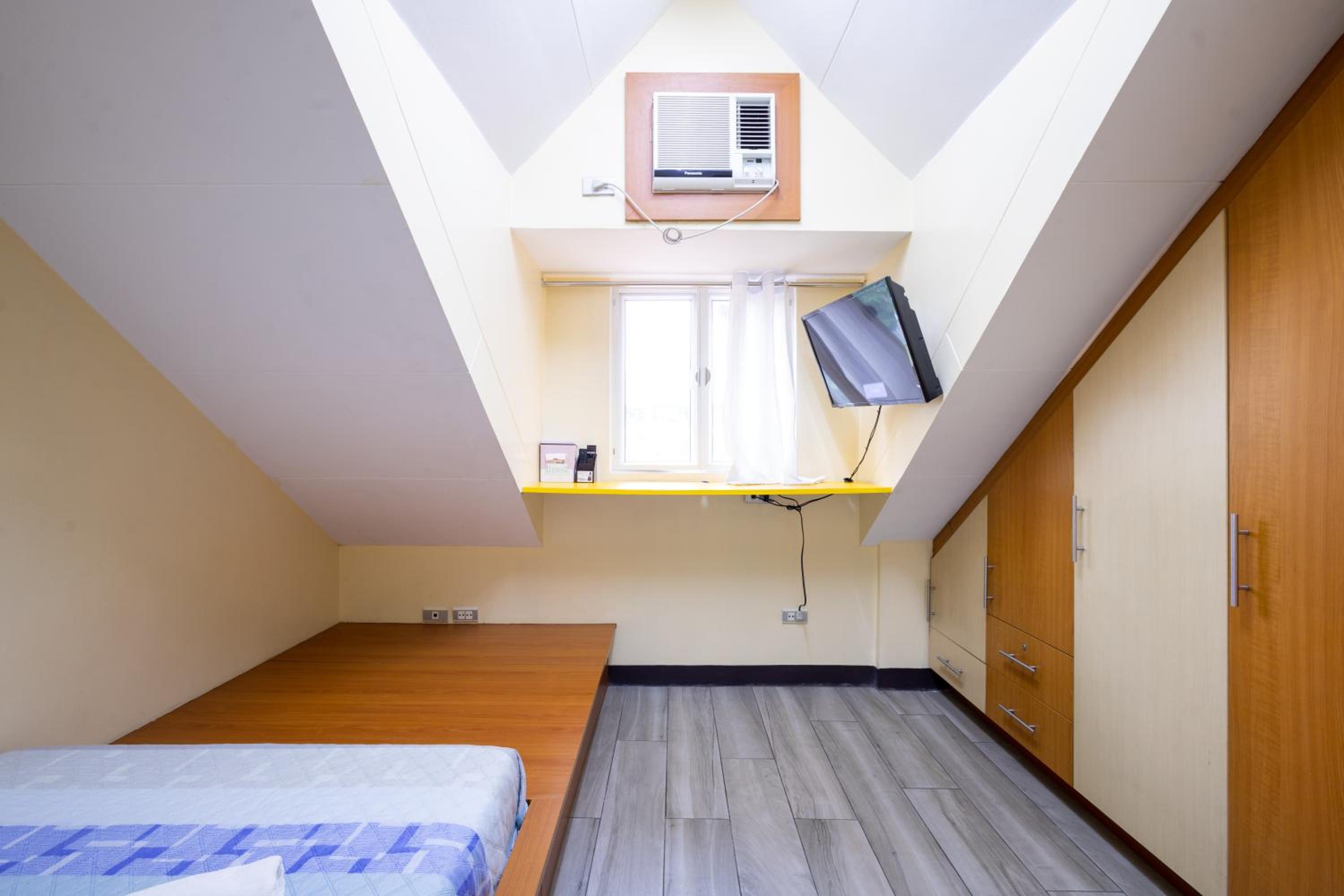 Six-Bedroom House - Photo 23