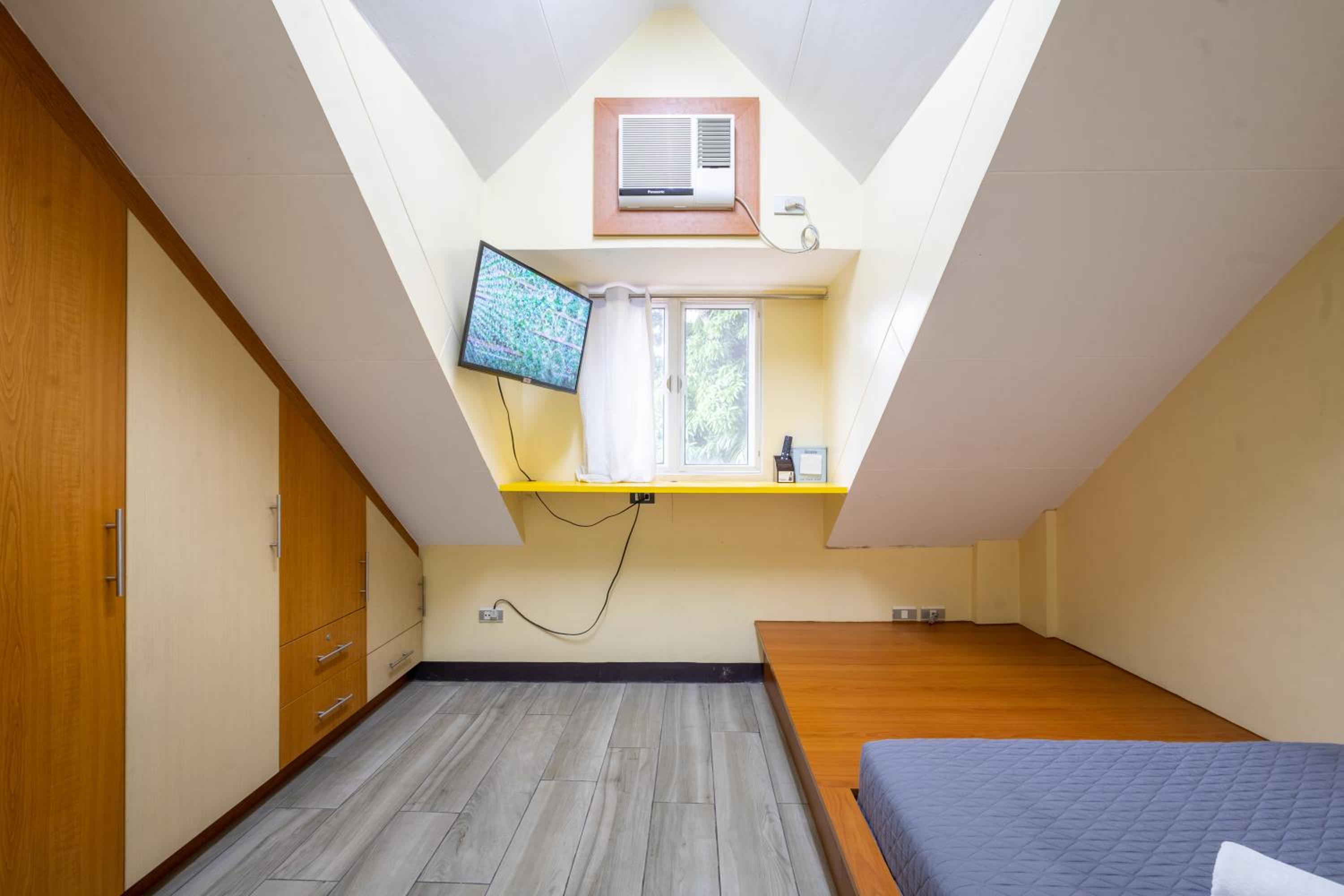 Six-Bedroom House - Photo 28