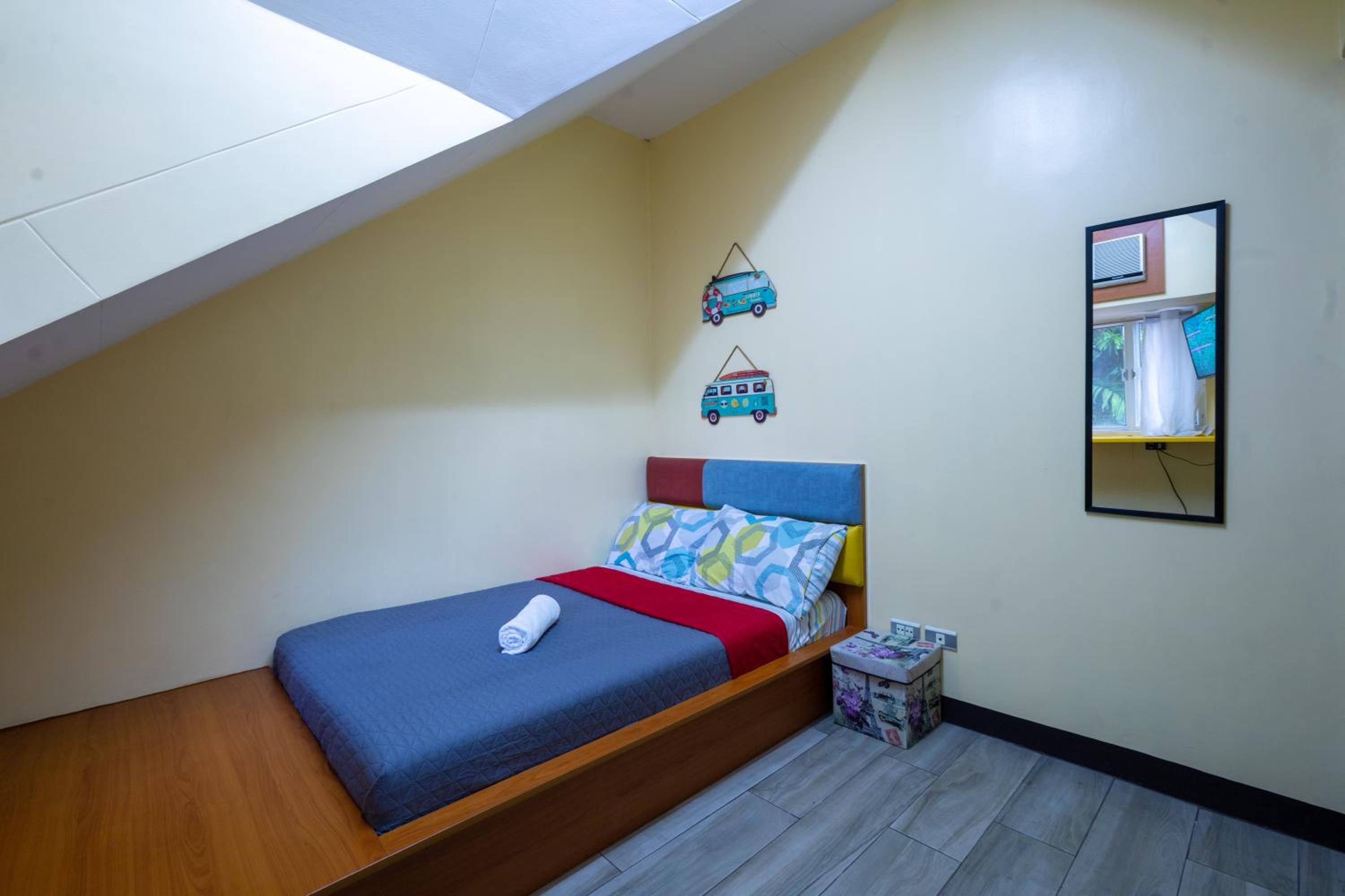 Six-Bedroom House - Photo 34
