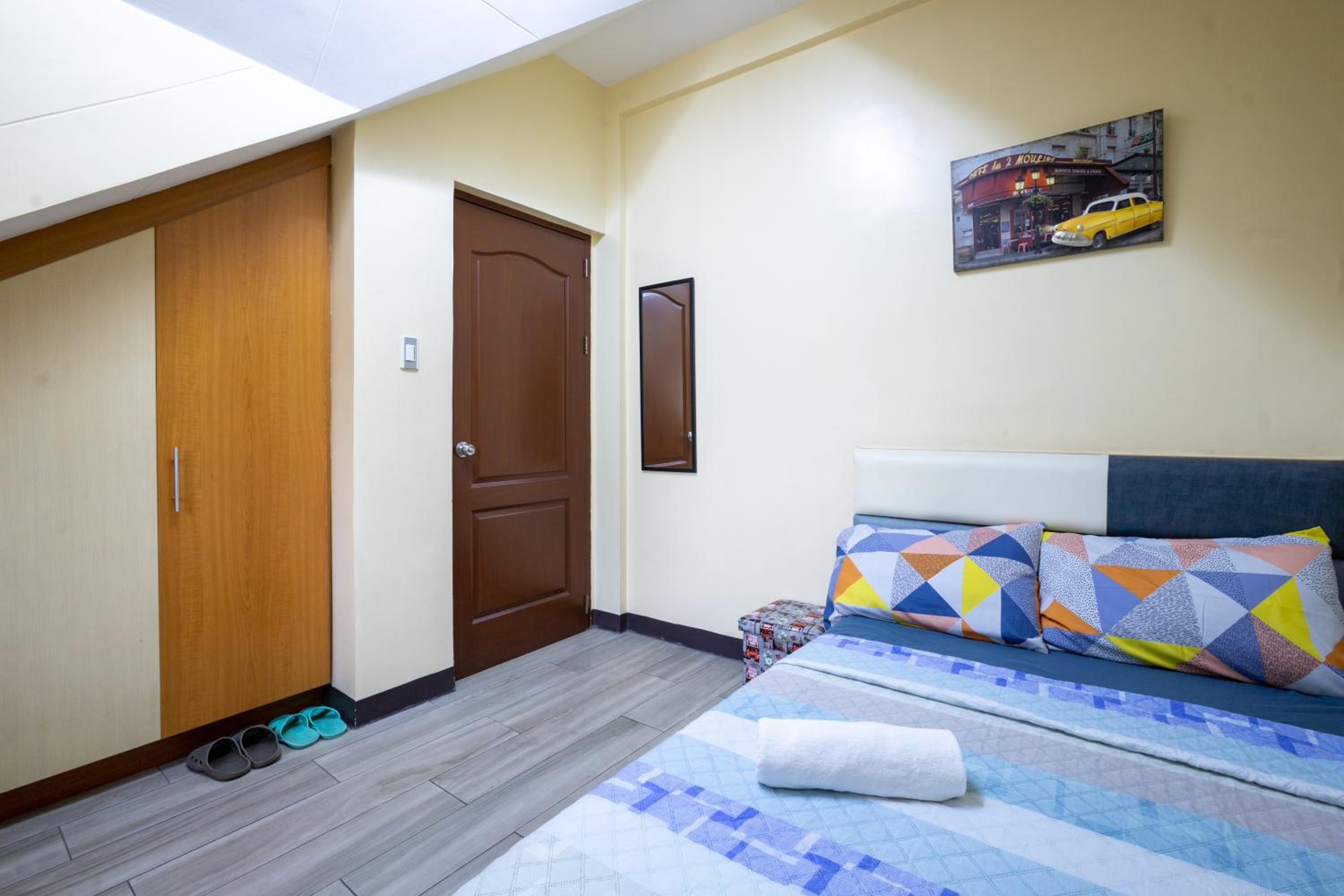 Six-Bedroom House - Photo 24