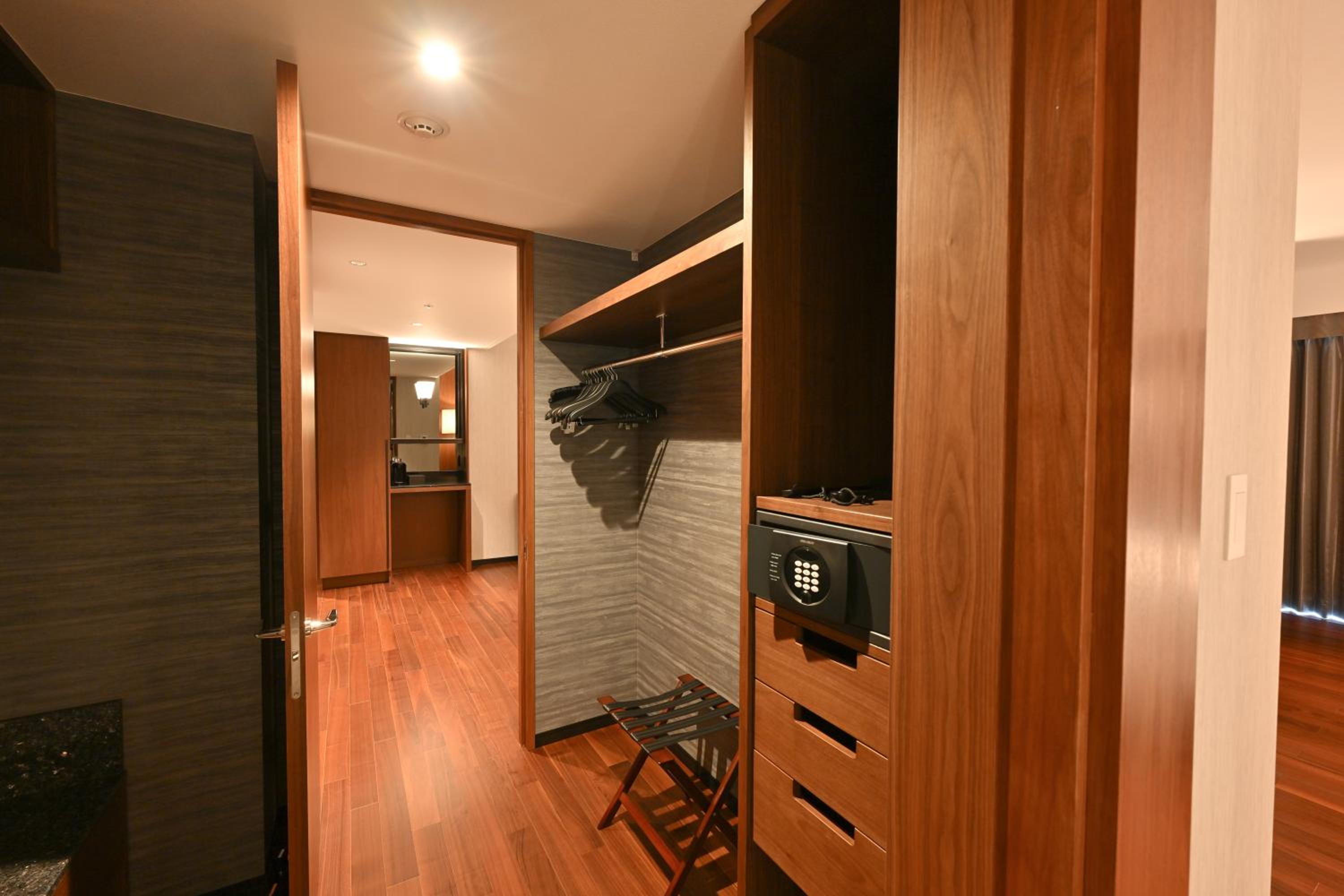 Royal Corner Suite Twin - Photo 9