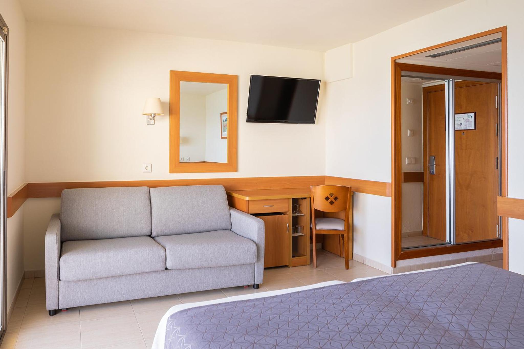 Habitación Doble con Cama Extra (2 adultos + 2 niños)