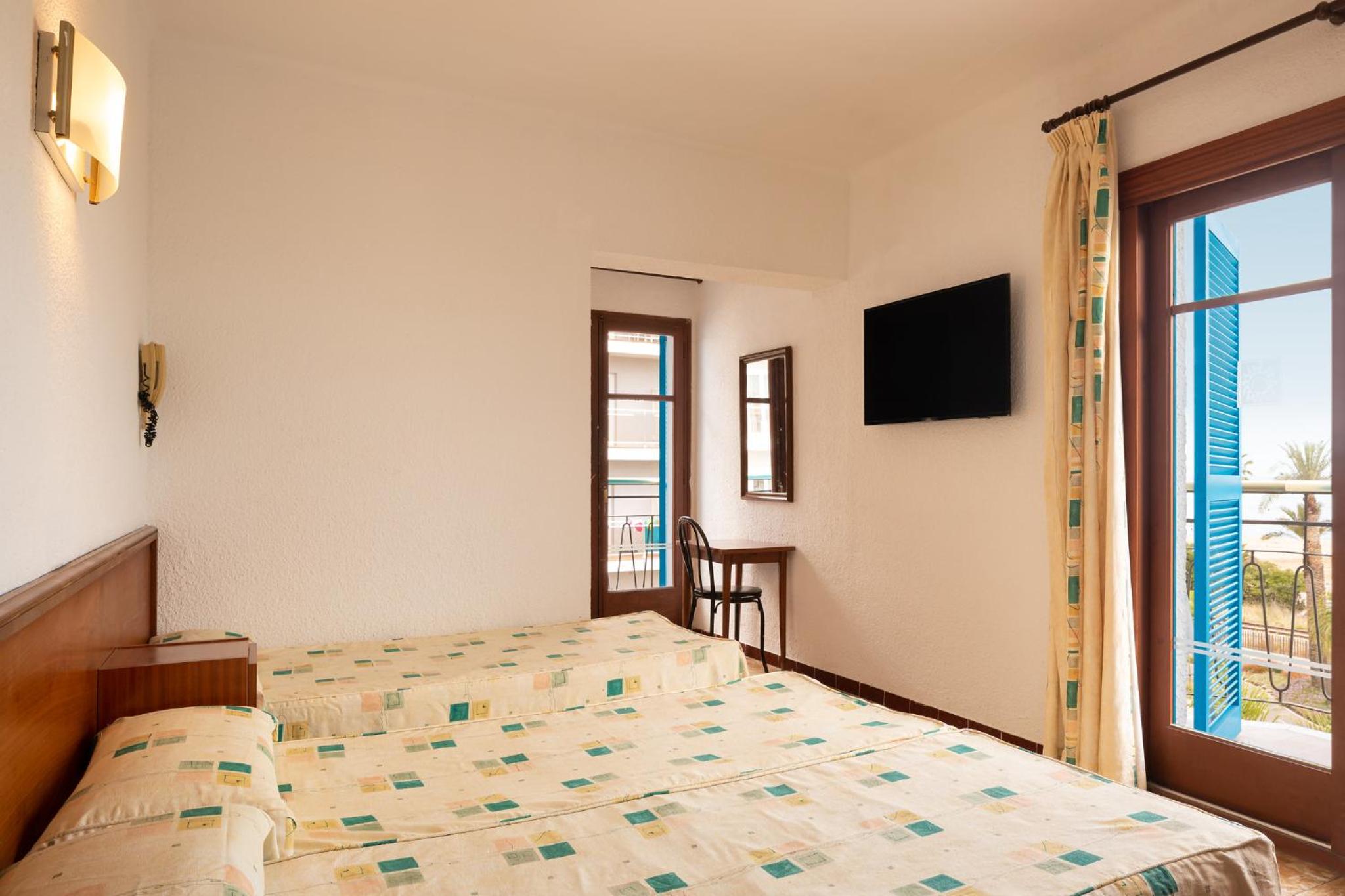 Family Room (2 Adults + 2 Children)