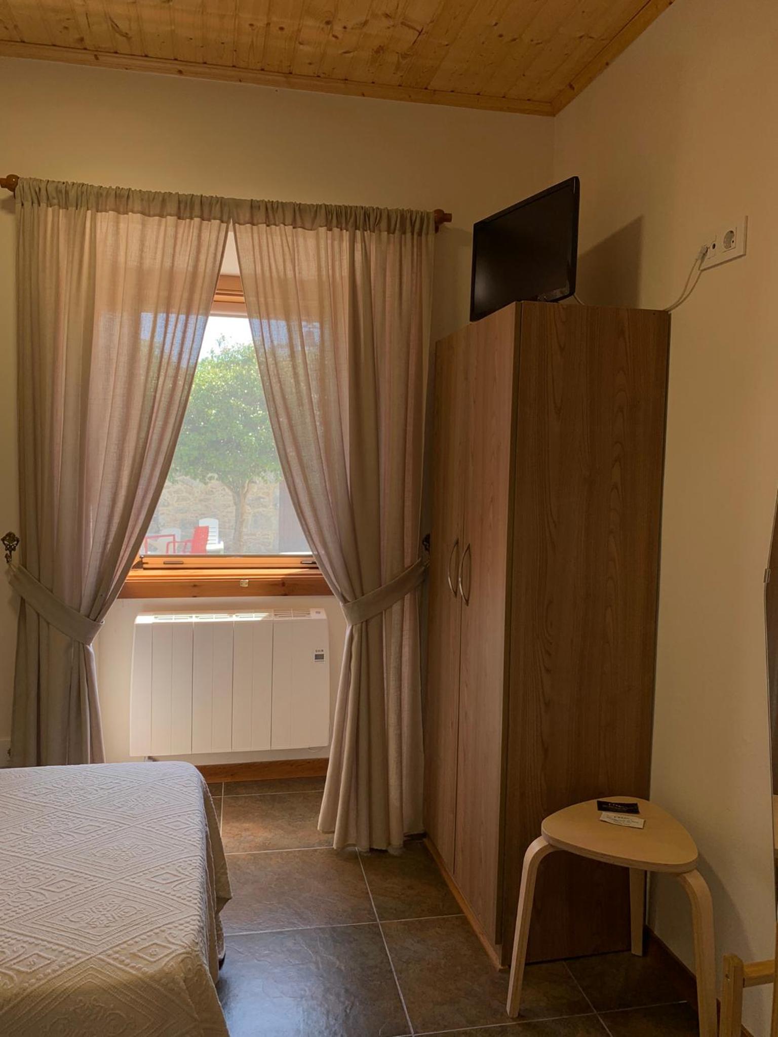 Double Room with Private Bathroom - Photo 10