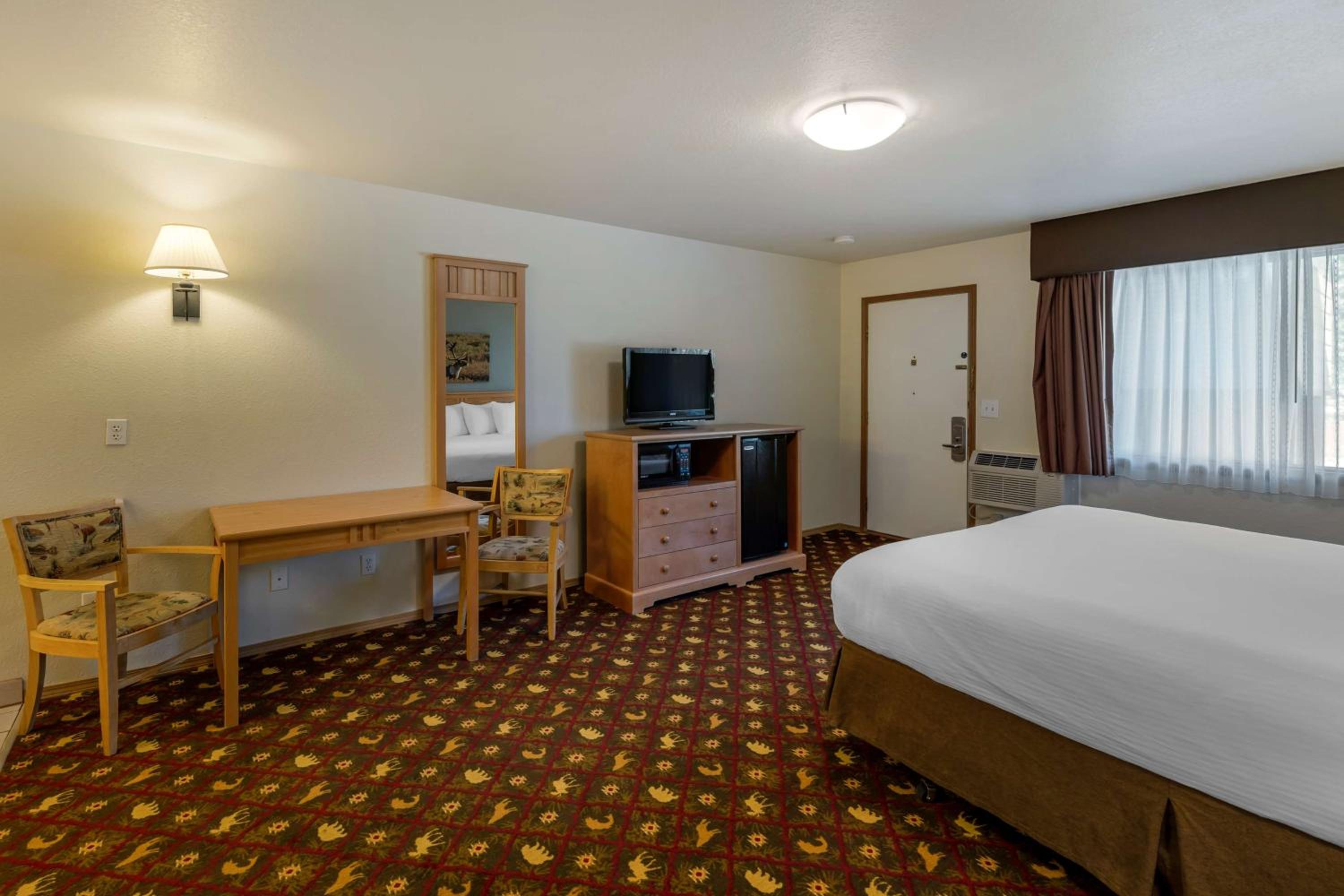 King Room with Roll-in-Shower - Disability Access/Non-Smoking photo 3