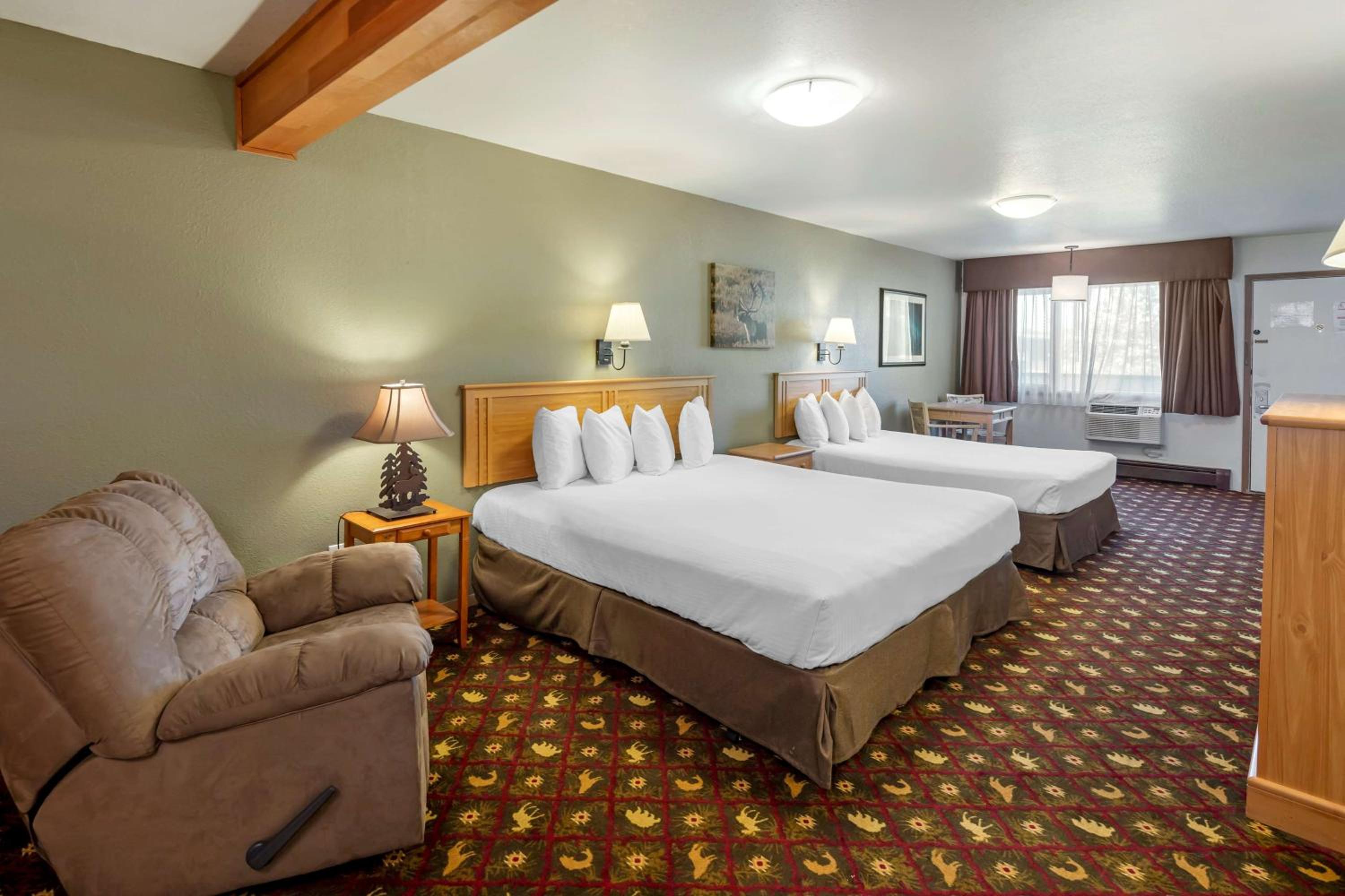 Queen Room with Two Queen Beds photo 2