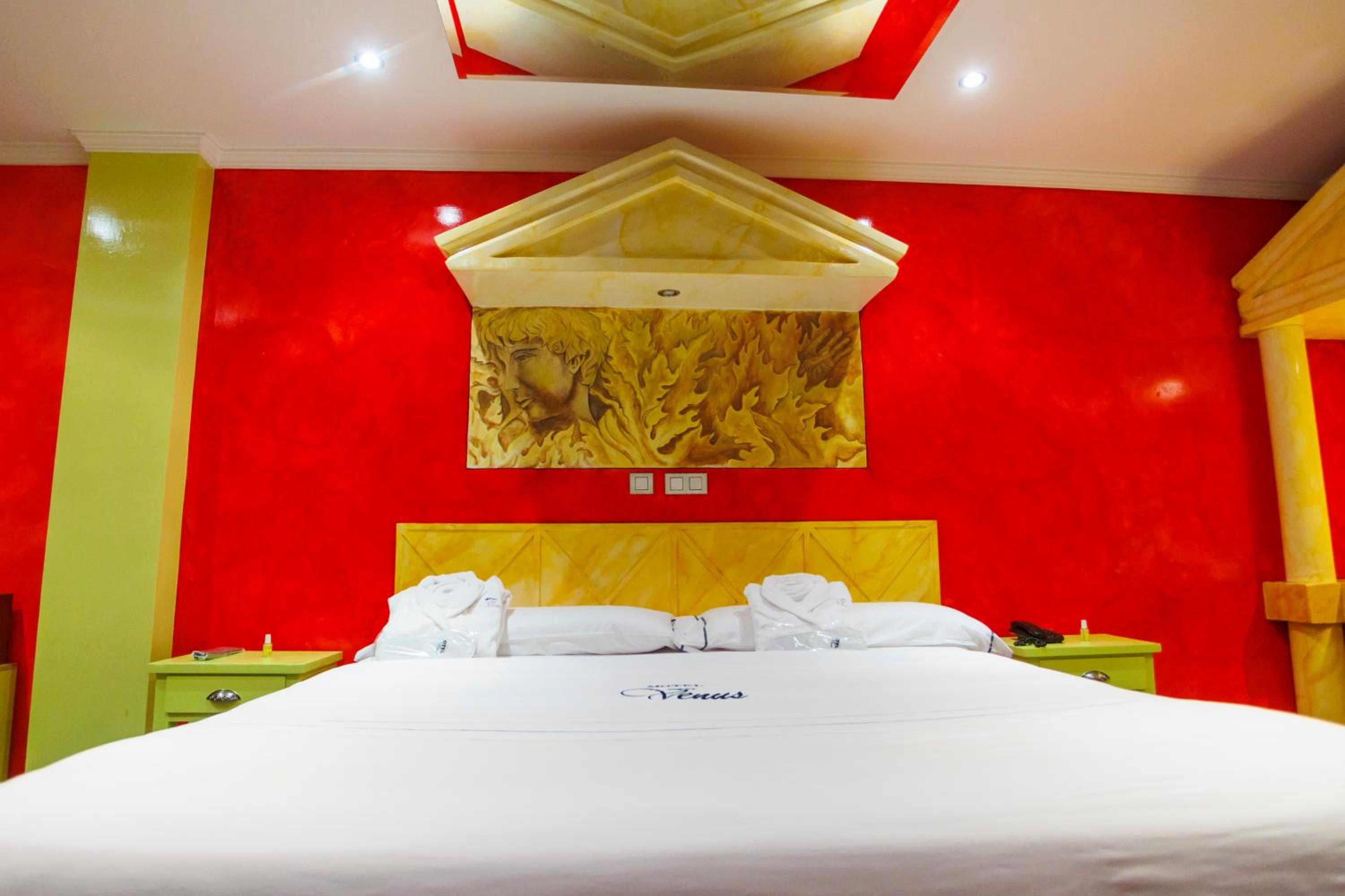 Deluxe Suite - Photo 9