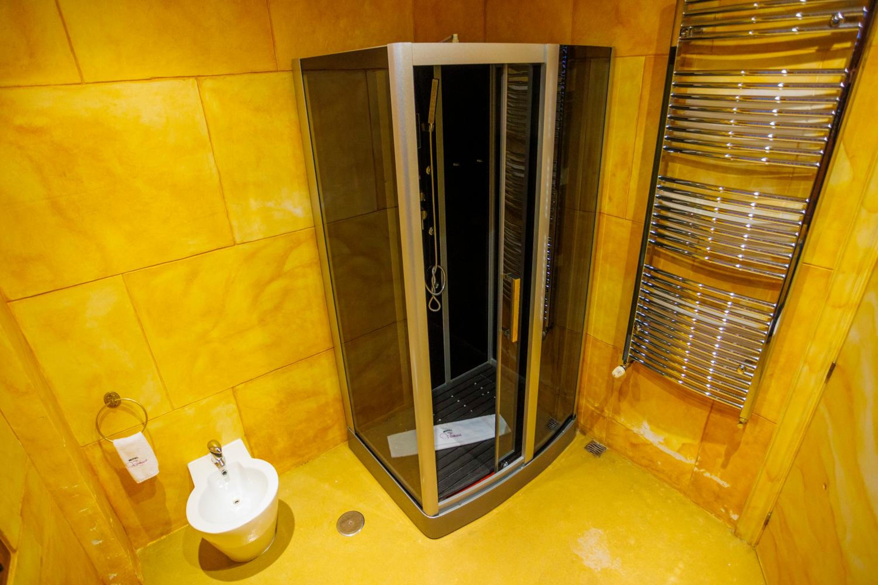Deluxe Suite - Photo 8