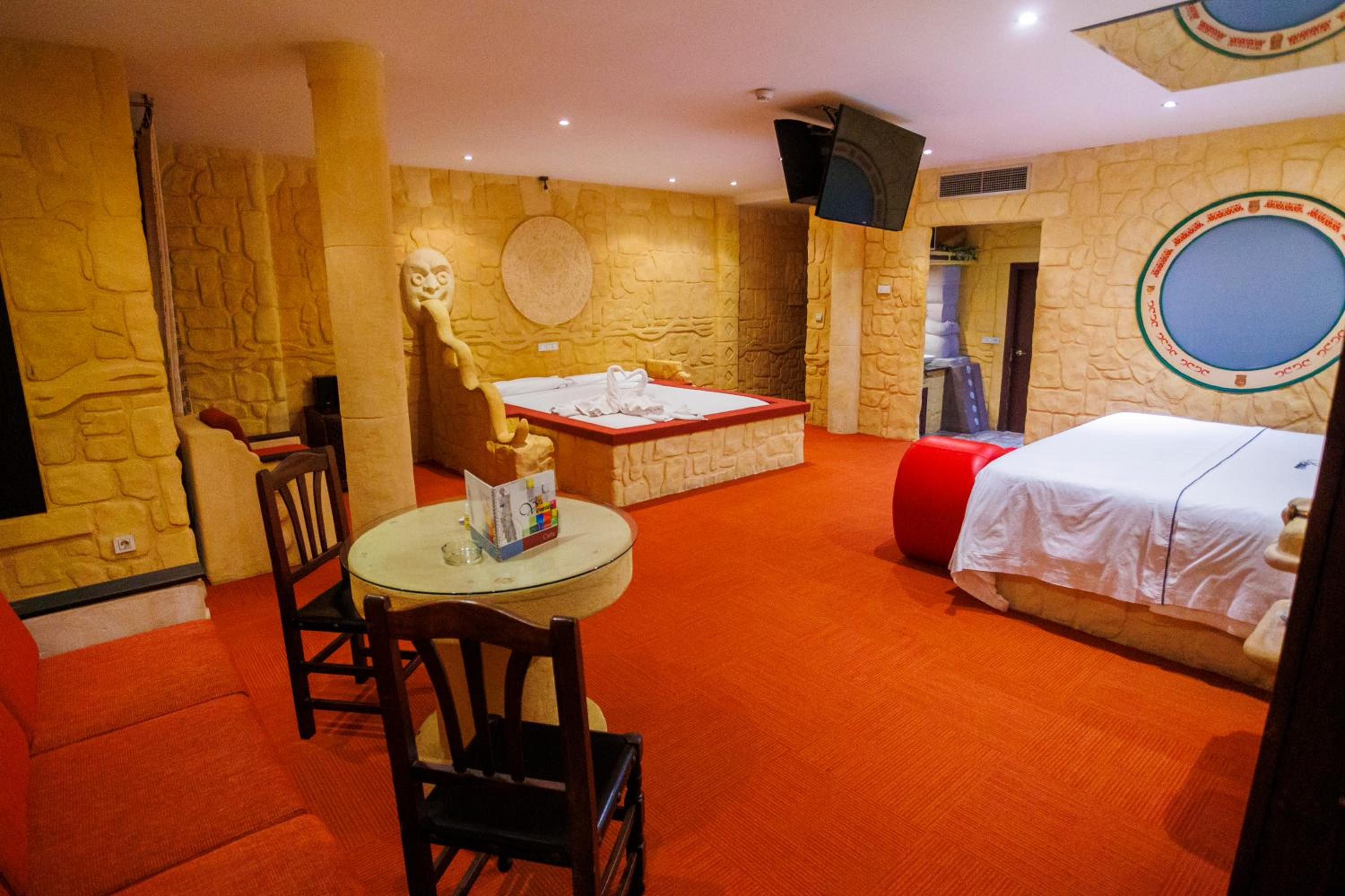 Superior Suite - Photo 13