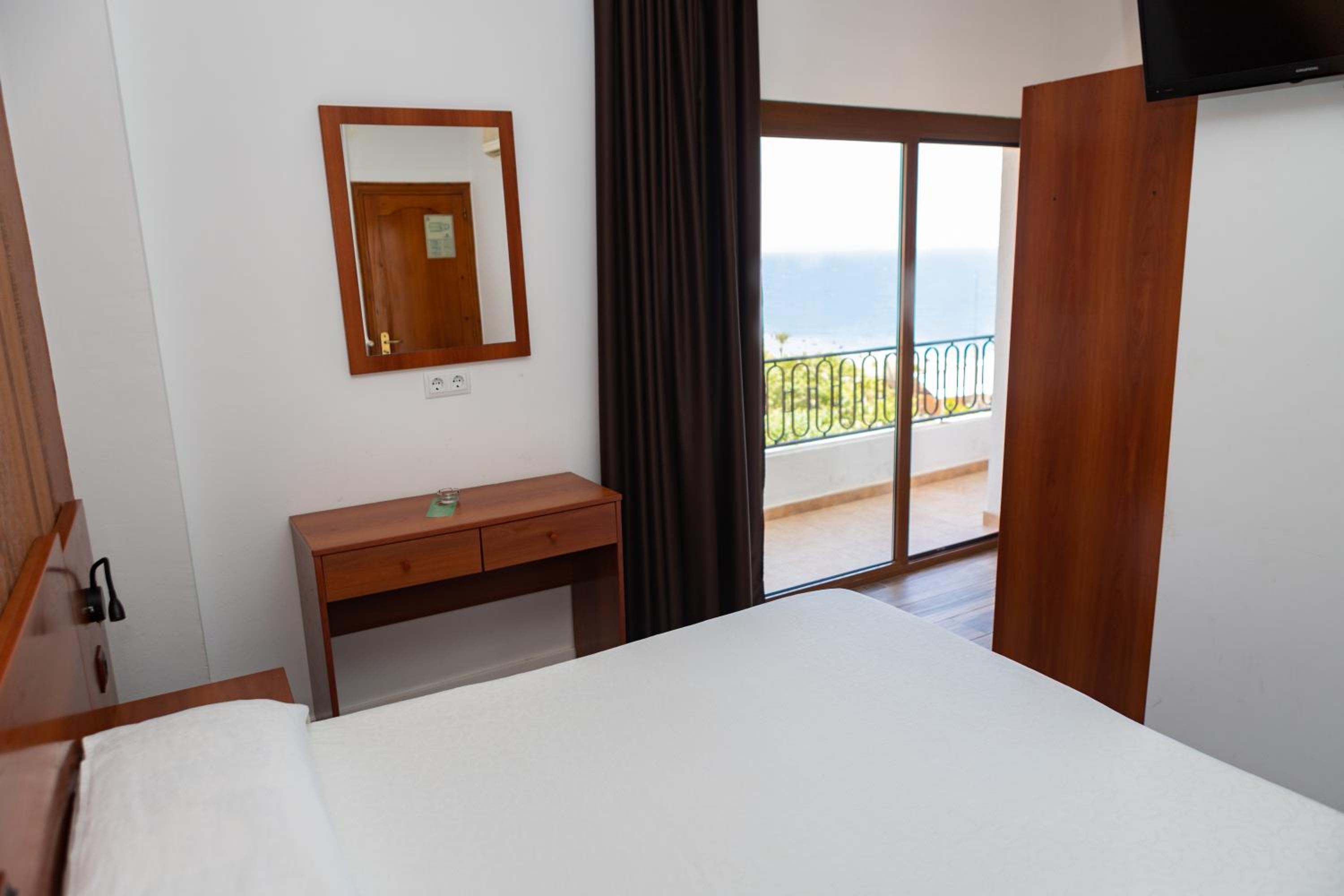 Habitación Doble con Balcón y Vista al Mar