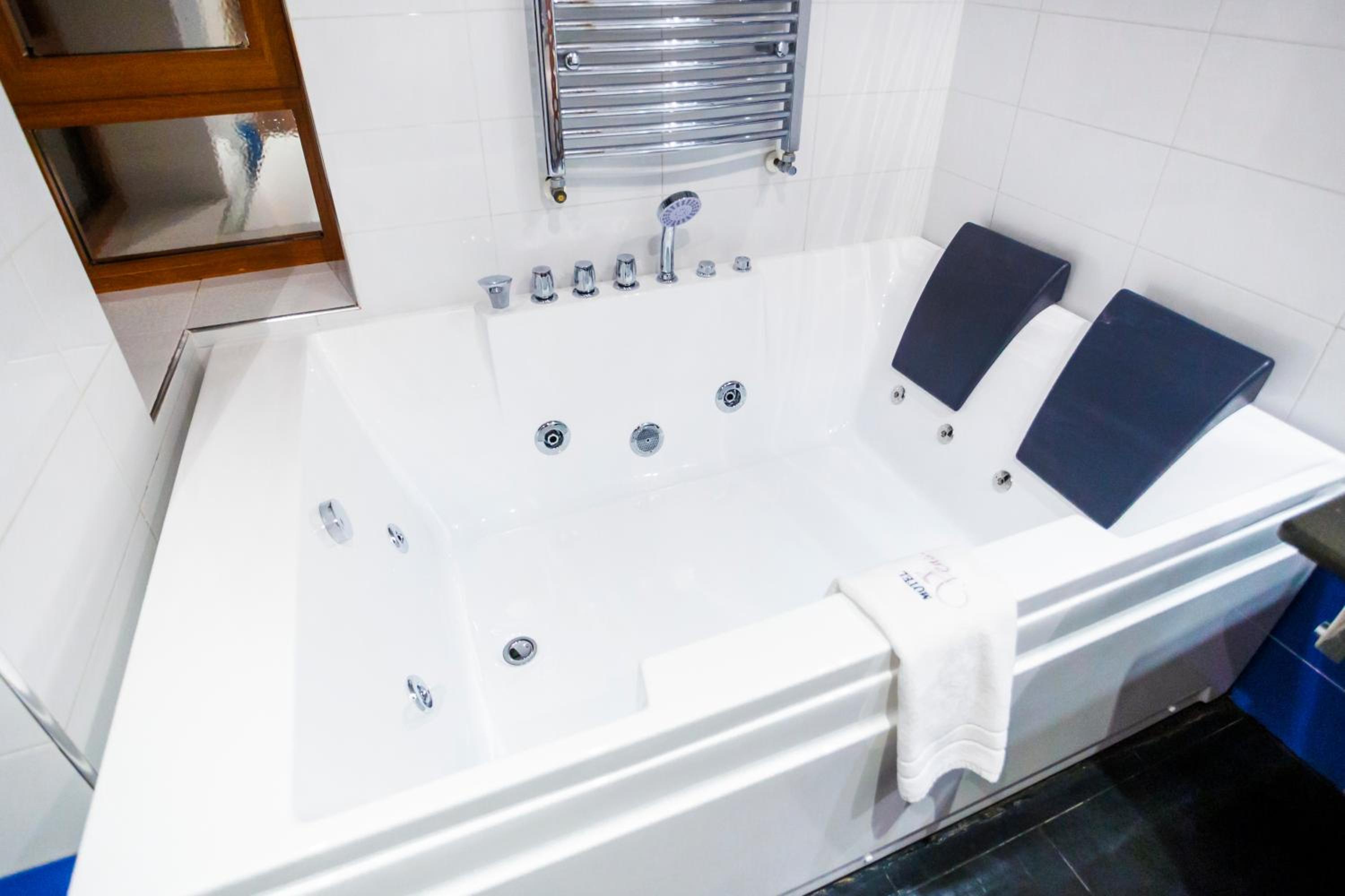 Double Room - Photo 16