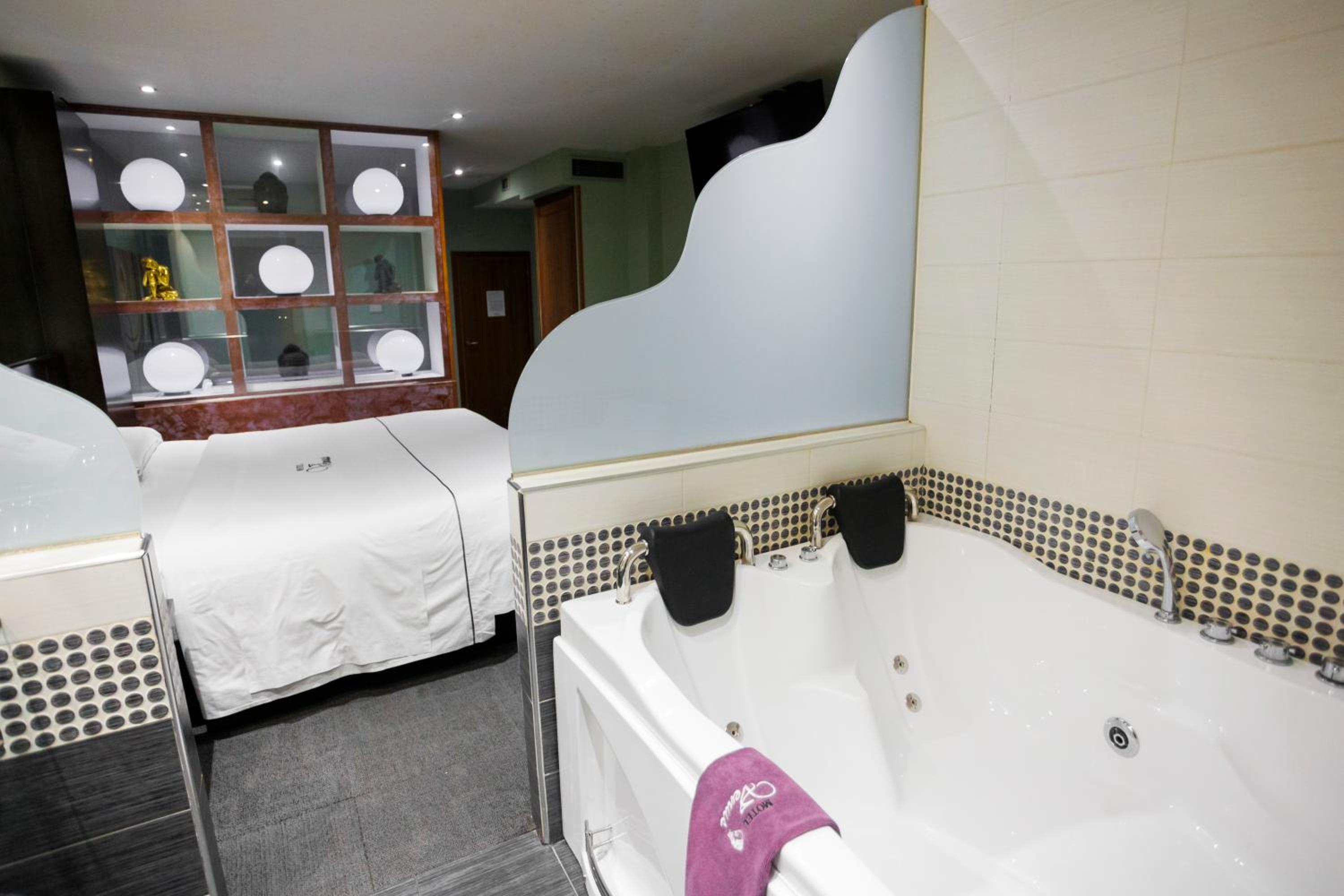 Double Room - Photo 18
