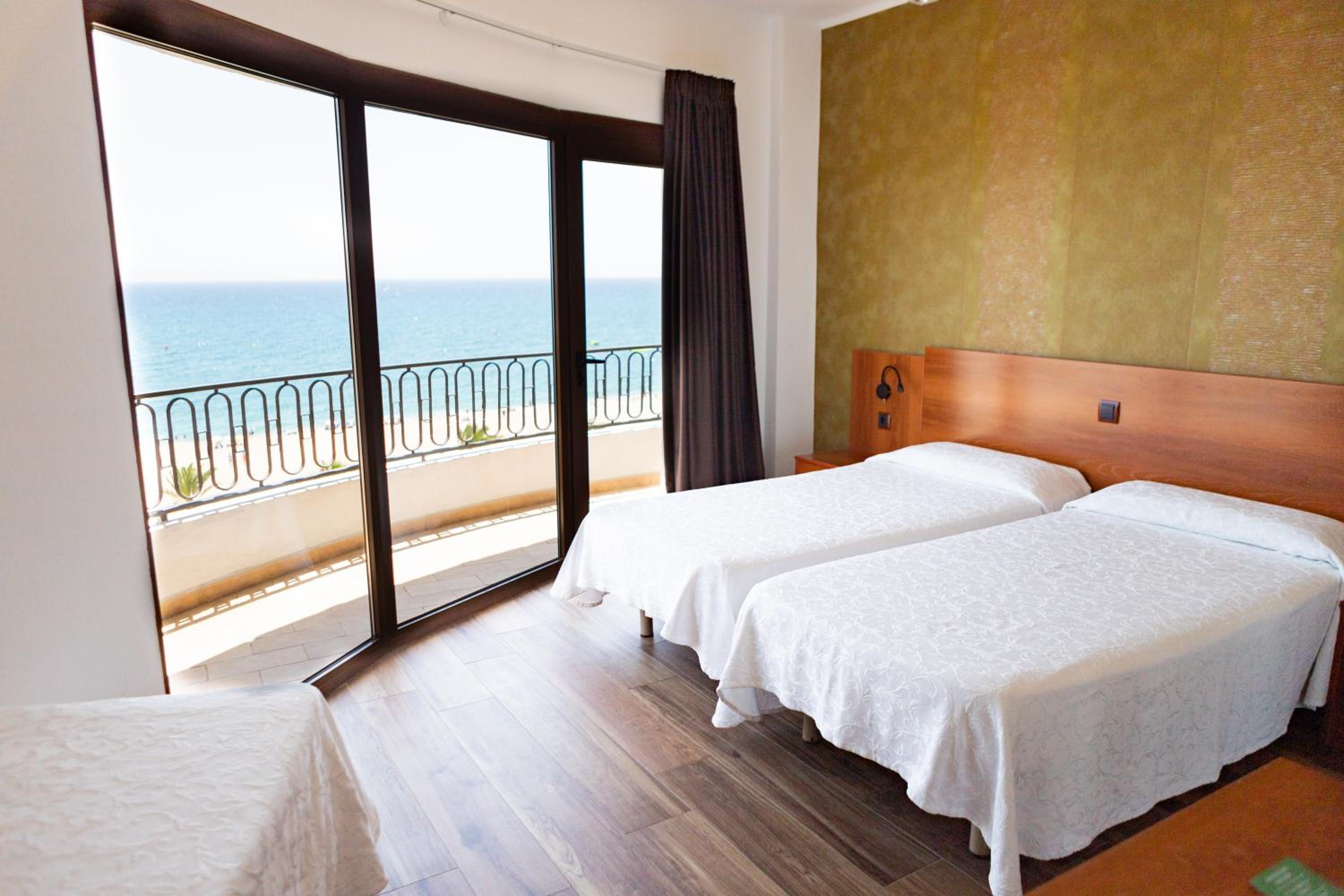 Habitación Triple con Vista frontal al mar