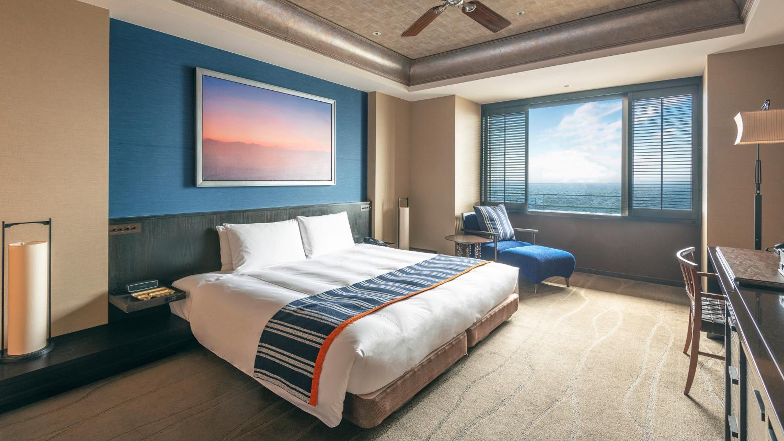 Club King Room - Harbor View on Higher Floor with Complimentary Mini-bar - Photo 1
