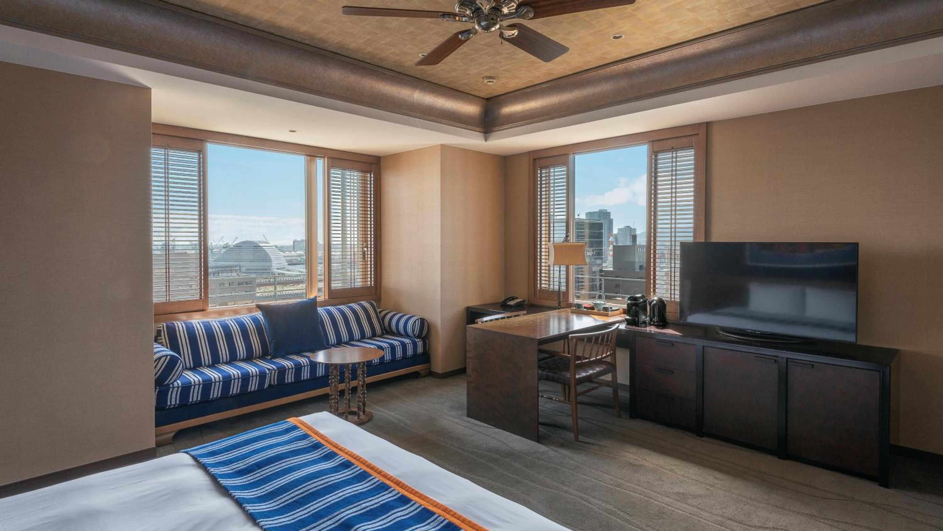 Club Deluxe King Room (Corner Room)- Harbor Side with Complimentary Minibar - Photo 1