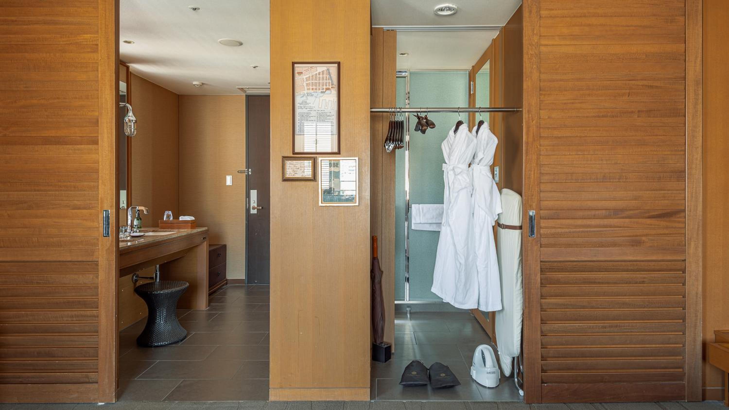 Club Deluxe Twin Room (Corner Room) - City Side with Complimentary Minibar - Photo 2