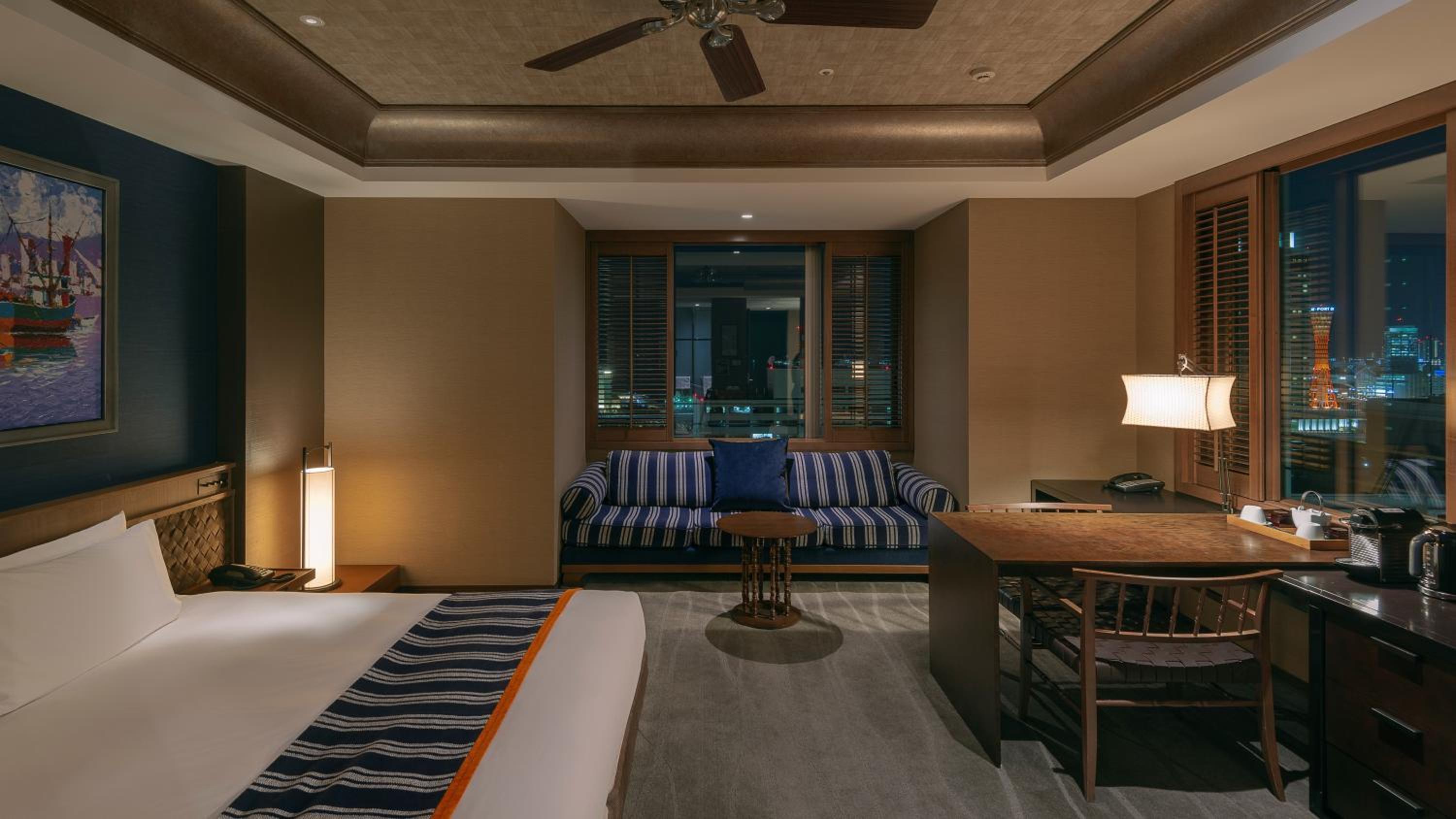 Club Deluxe King Room (Corner Room)- Harbor Side with Complimentary Minibar - Photo 5