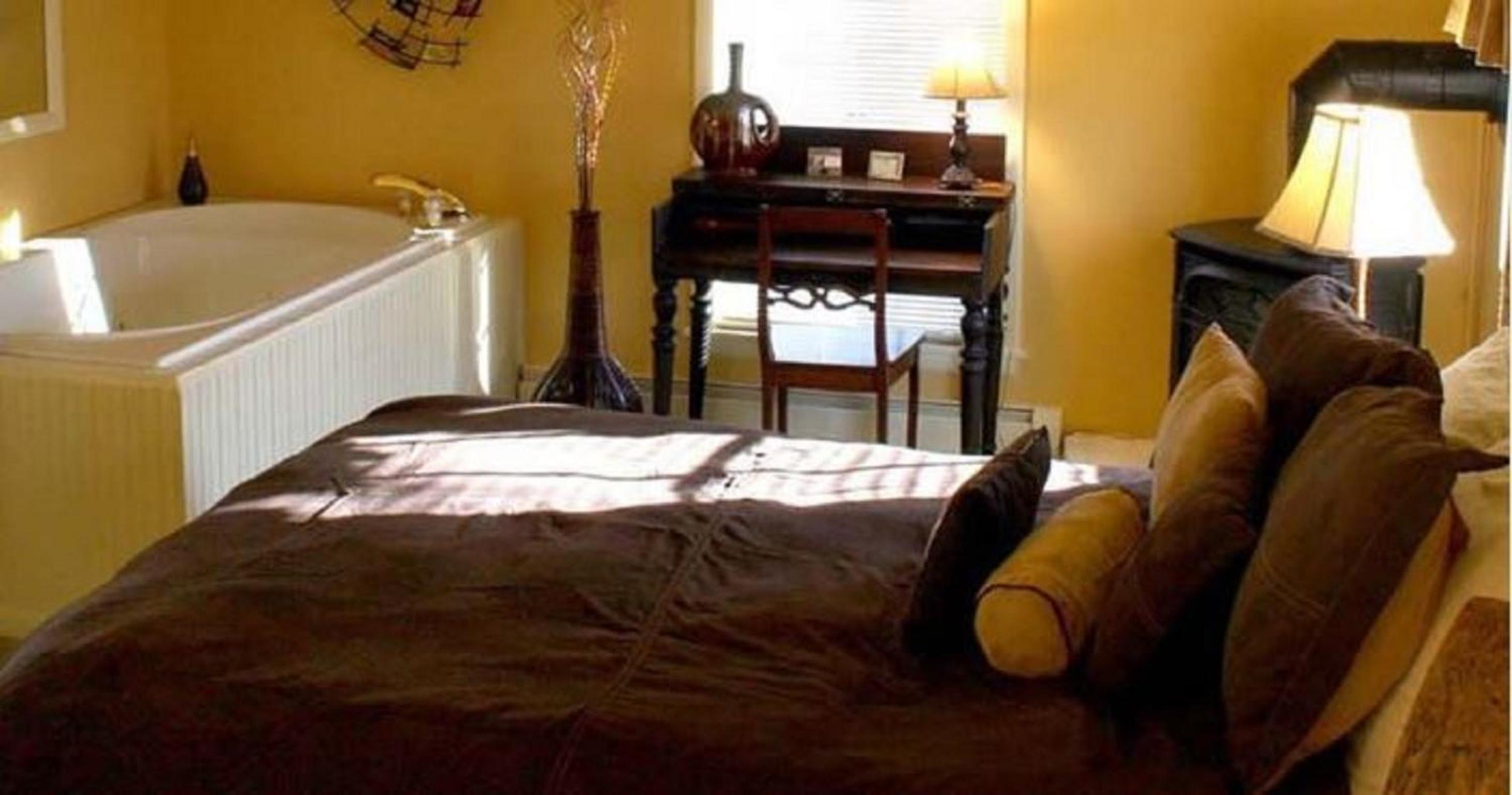 Queen Room with Spa Bath - Clara's Room photo 1